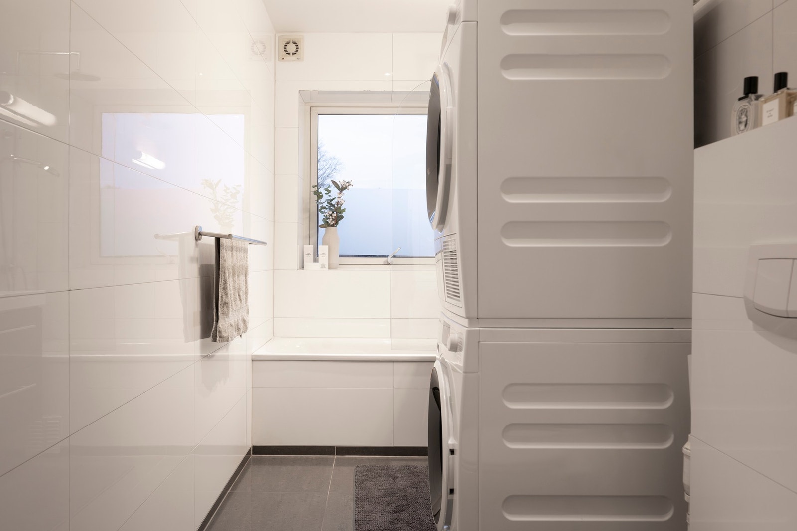 Det er opplegg for vaskemaskin, og fordelerskap for rør-i-rør med stoppekran er plassert i himling over toalett. Galleribilde