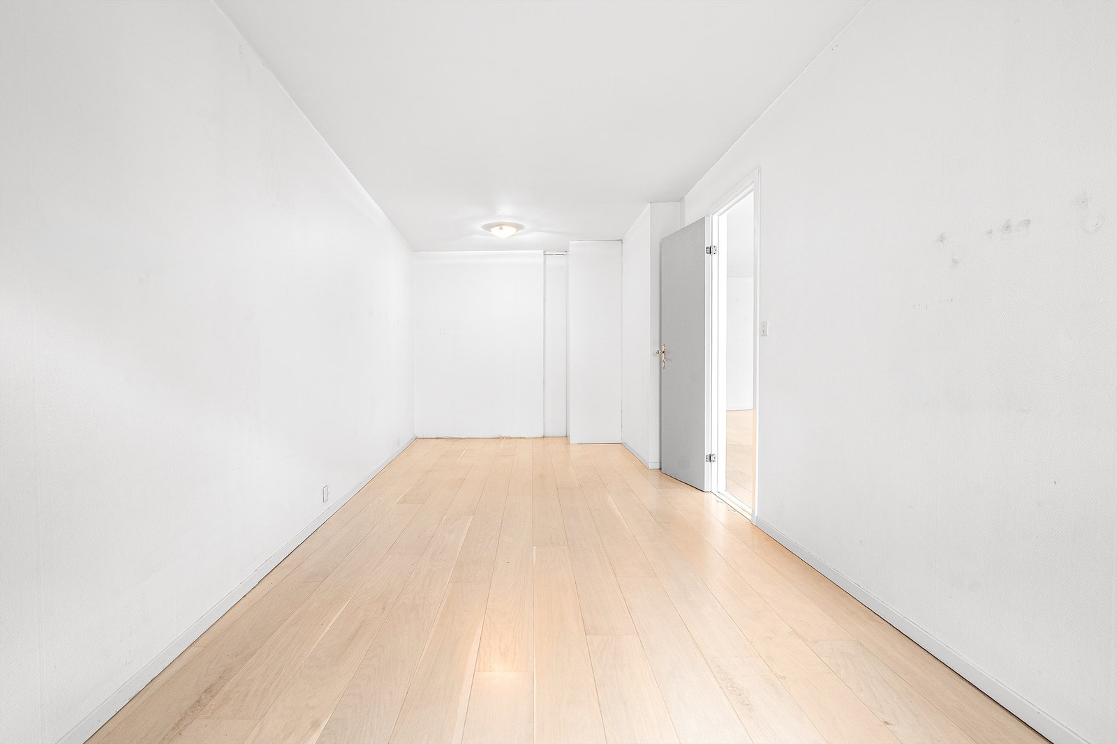 Innerste delen av soverommet er opprinnelig byggemeldt kott(denne delen er ikke godkjent for varig opphold). Her er det rikelig av plass til garderobeskap og annet ønske ved behov. Galleribilde