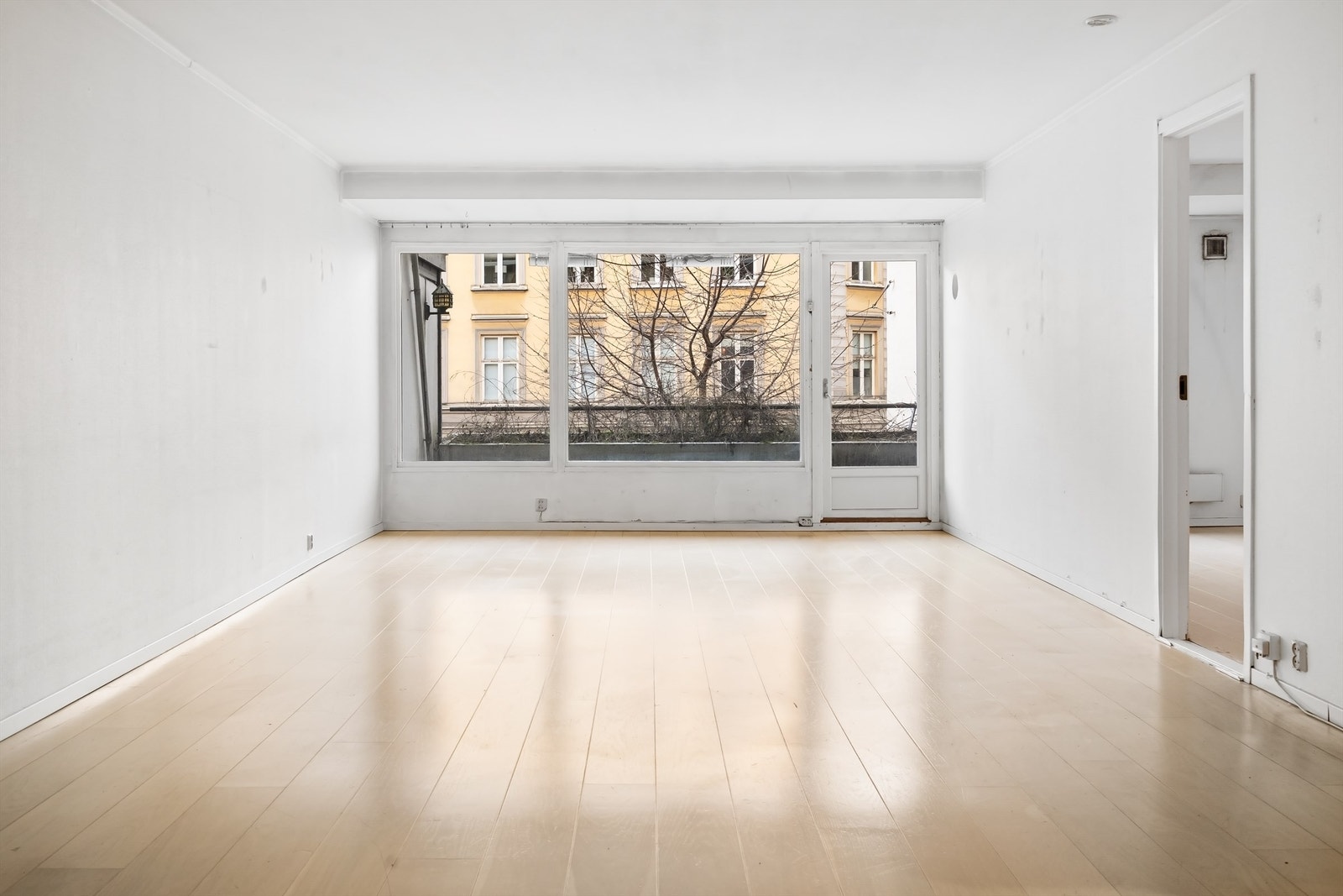 Romslig stue med plass til sofagruppe med tilhørende salongbord og tv-benk. Galleribilde