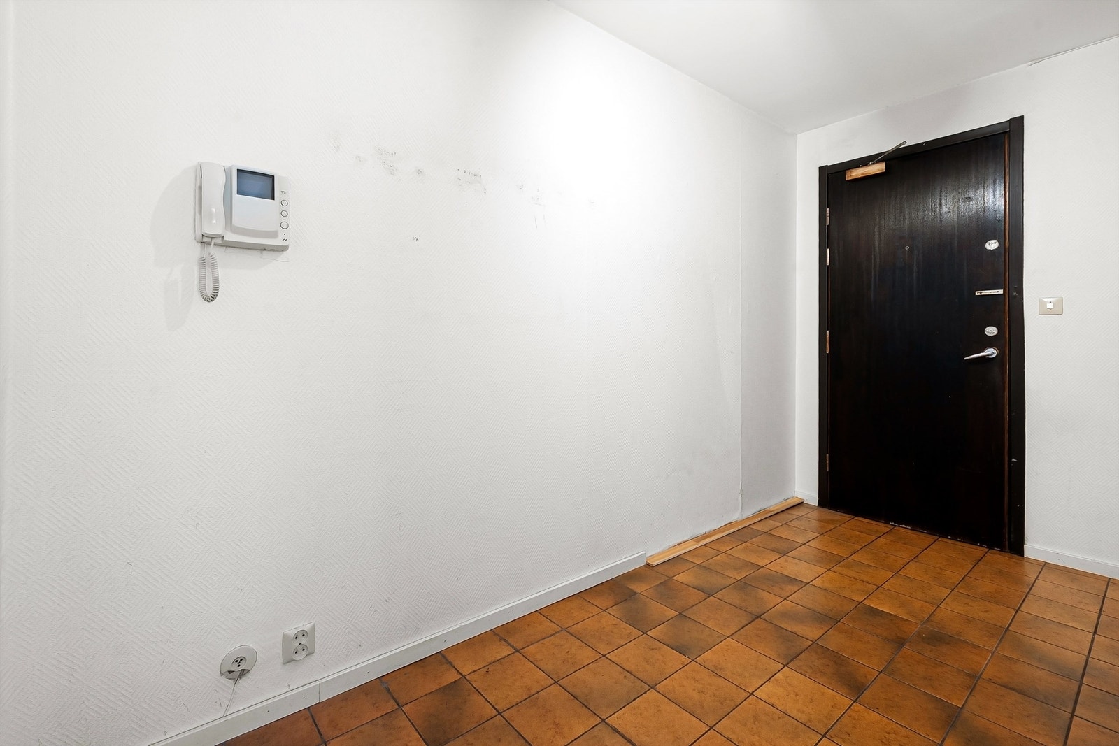 Entré med god plass til å sette fra seg skotøy og ytterklær. Leiligheten har en slett entrédør med kikkehull, sikkerhetslås, dørpumpe og brannklasse B30 fra byggeår. Det er adkomst via felles trappgang med calling anlegg. Velkommen inn! Galleribilde