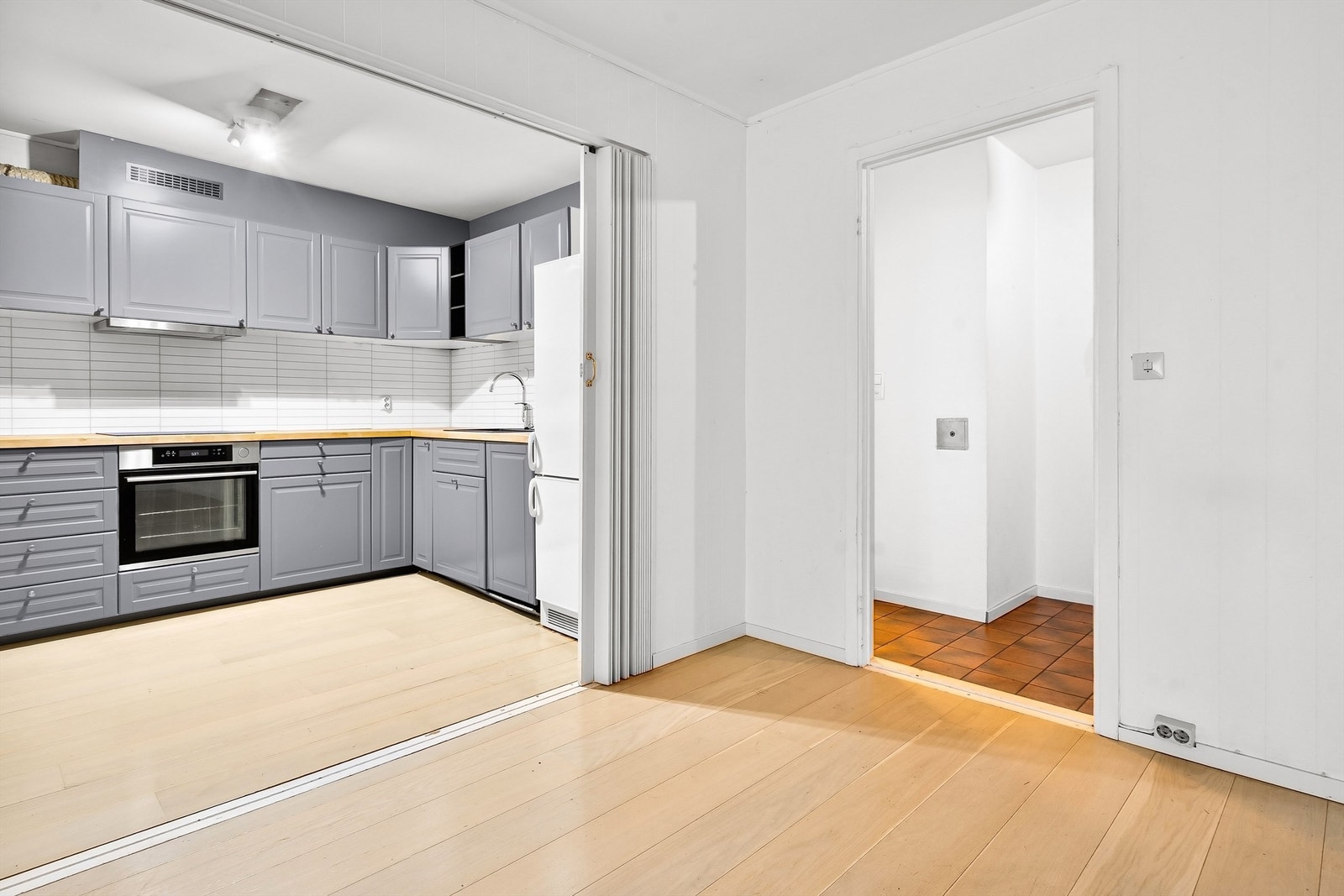 Her er det god plass til spisegruppe med naturlig tilknytning mellom stuen og kjøkkenet. Galleribilde