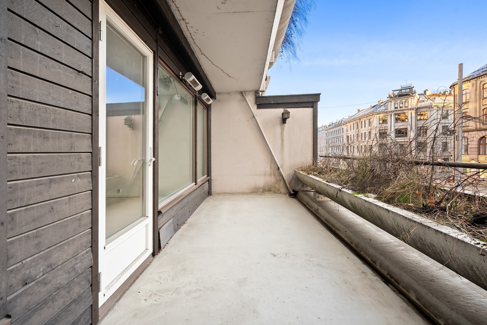 Fra stuen kommer man ut til stor balkong på 11kvm med god plass til sittegruppe og annet ønsket møblement. Galleribilde