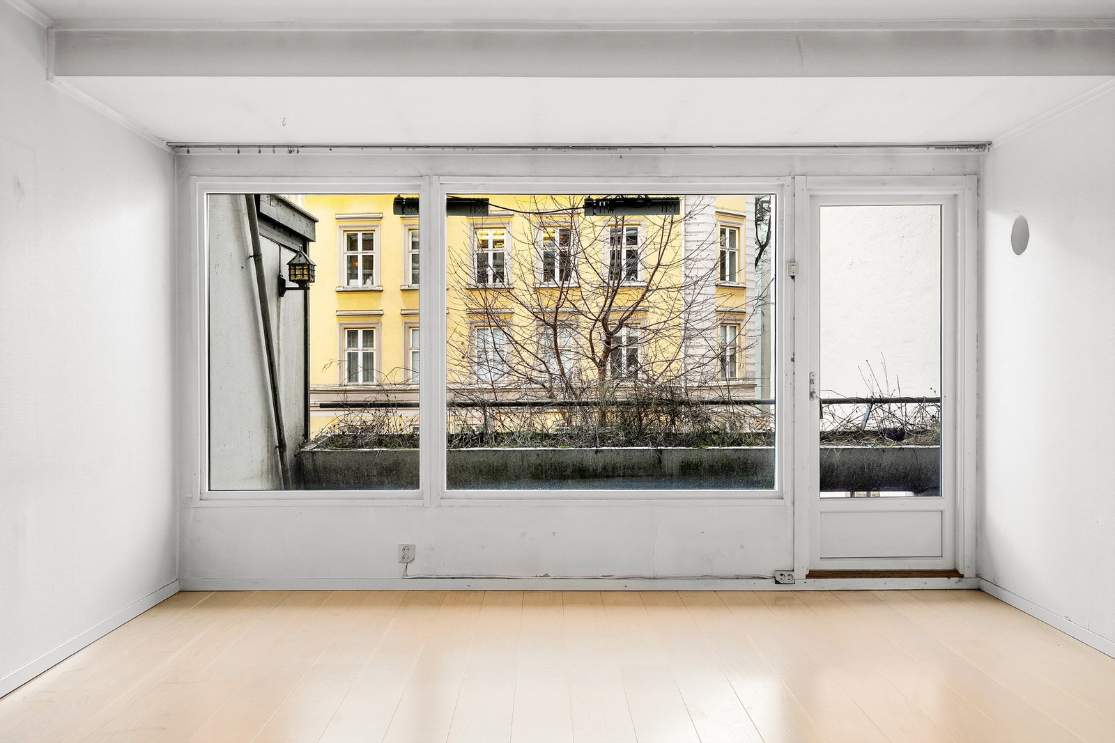 Stuen har store vindusflater som sikrer rikelig med naturlig lys. Galleribilde