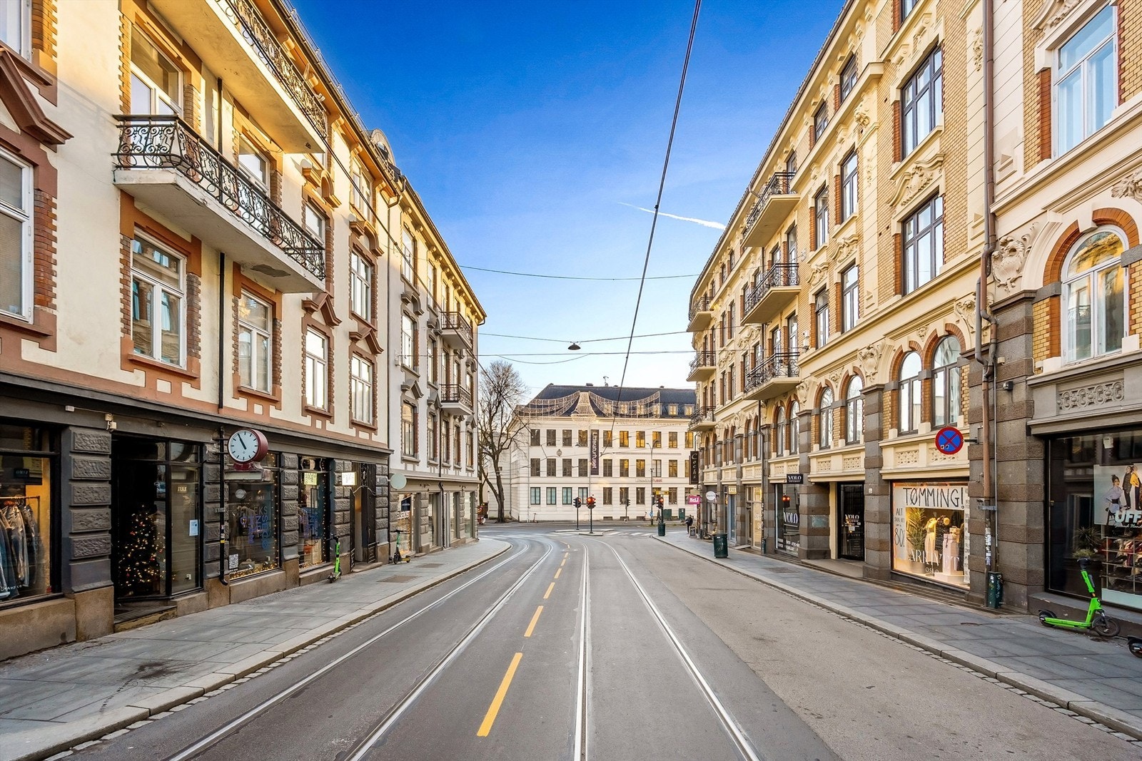 Leiligheten ligger bare en spasertur gjennom Slottsparken og deretter Nasjonalteateret. Galleribilde