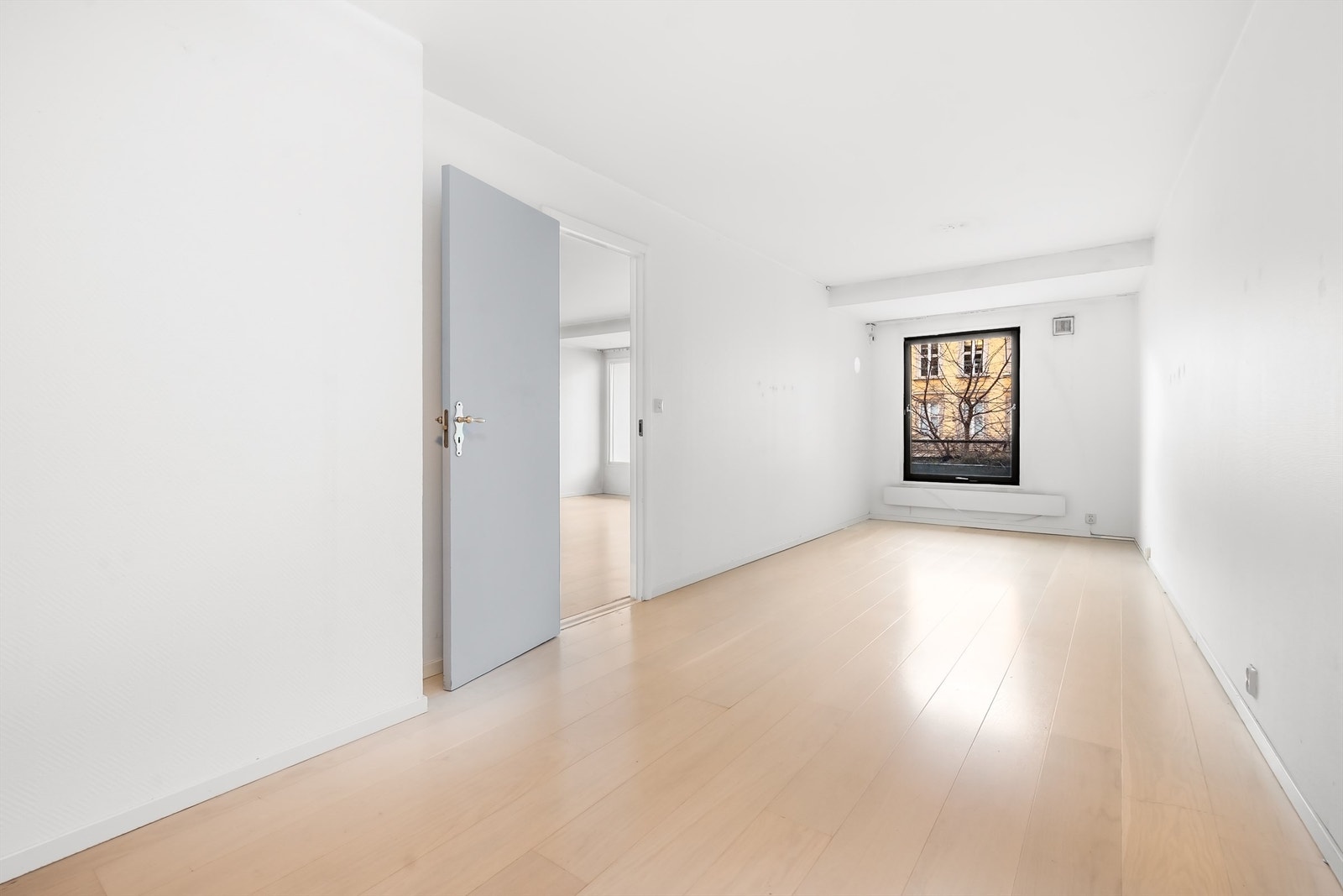 Romslig soverom med plass til dobbeltseng og tilhørende nattbord. Galleribilde