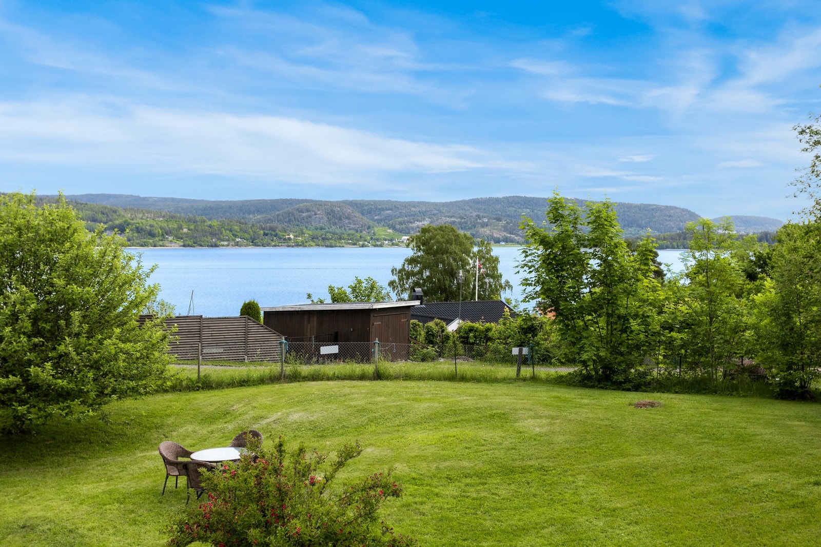 Med denne flotte og store hagen, er det godt at selgeren har en sitteklipper som kan medfølge salget Galleribilde