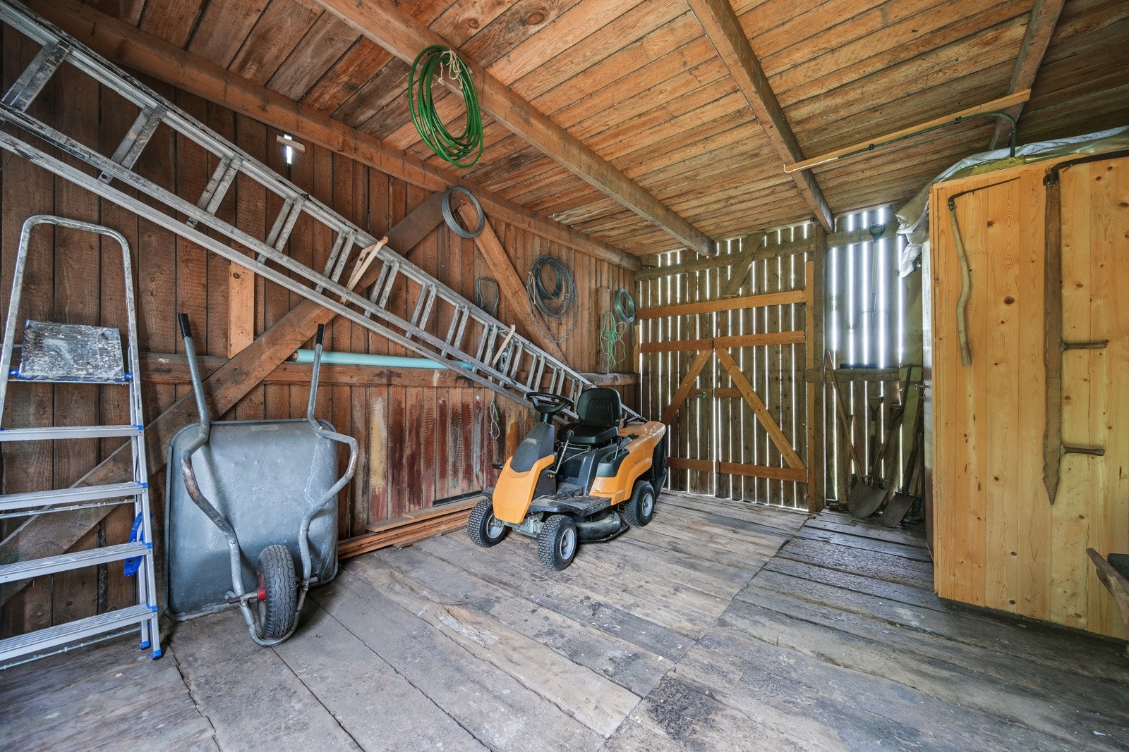 Redskapshus på 115 kvm. Her er det nok av plass å boltre seg på Galleribilde