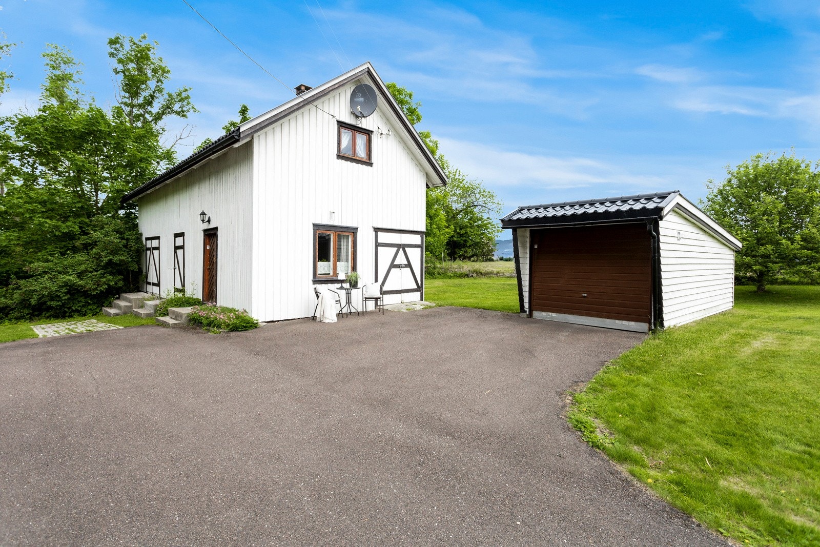 Asfaltert innkjørsel hele veien inn til garasjen Galleribilde