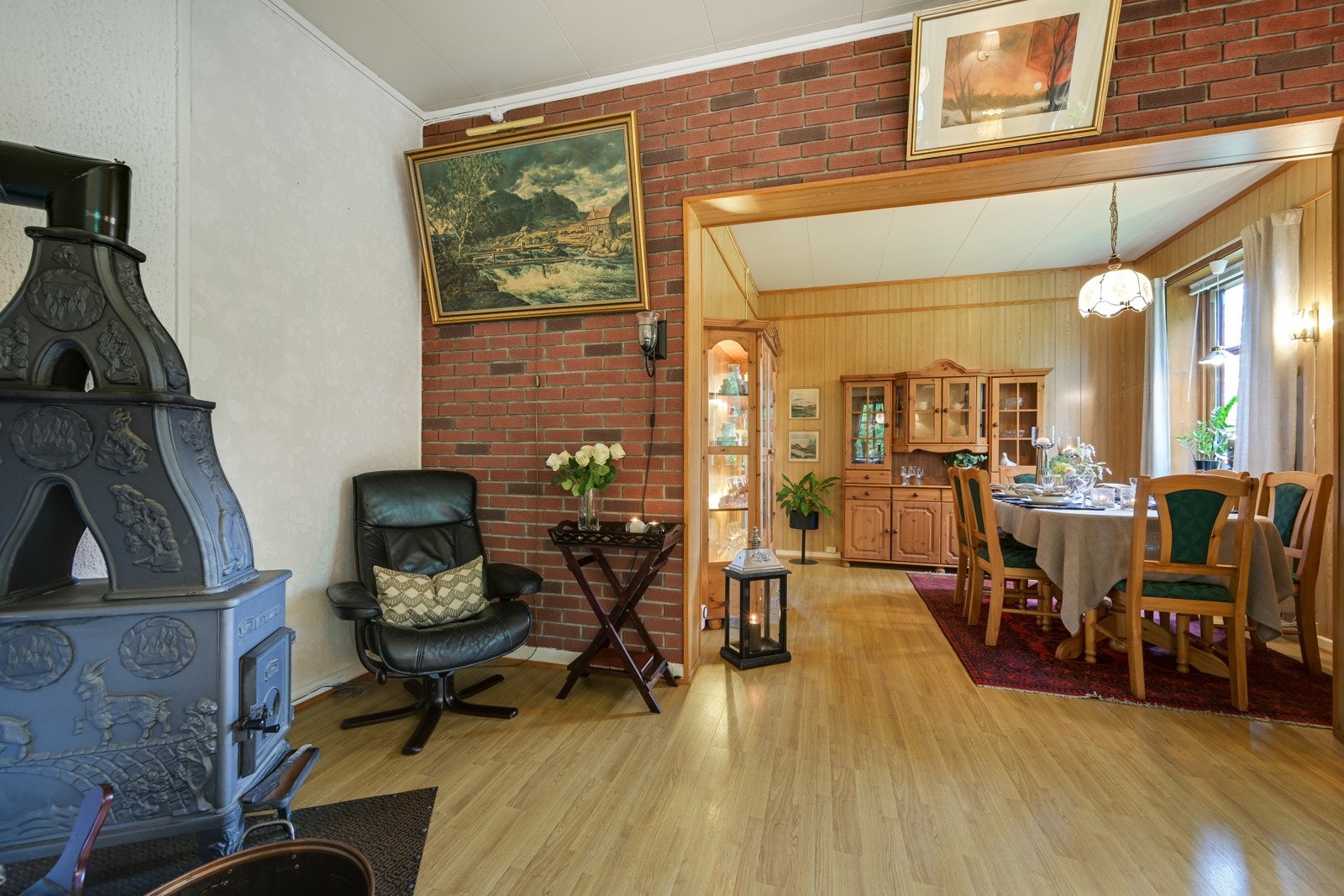 Hovedstuen er et trivelig samlingspunkt hvor familien kan samles rundt peisen Galleribilde