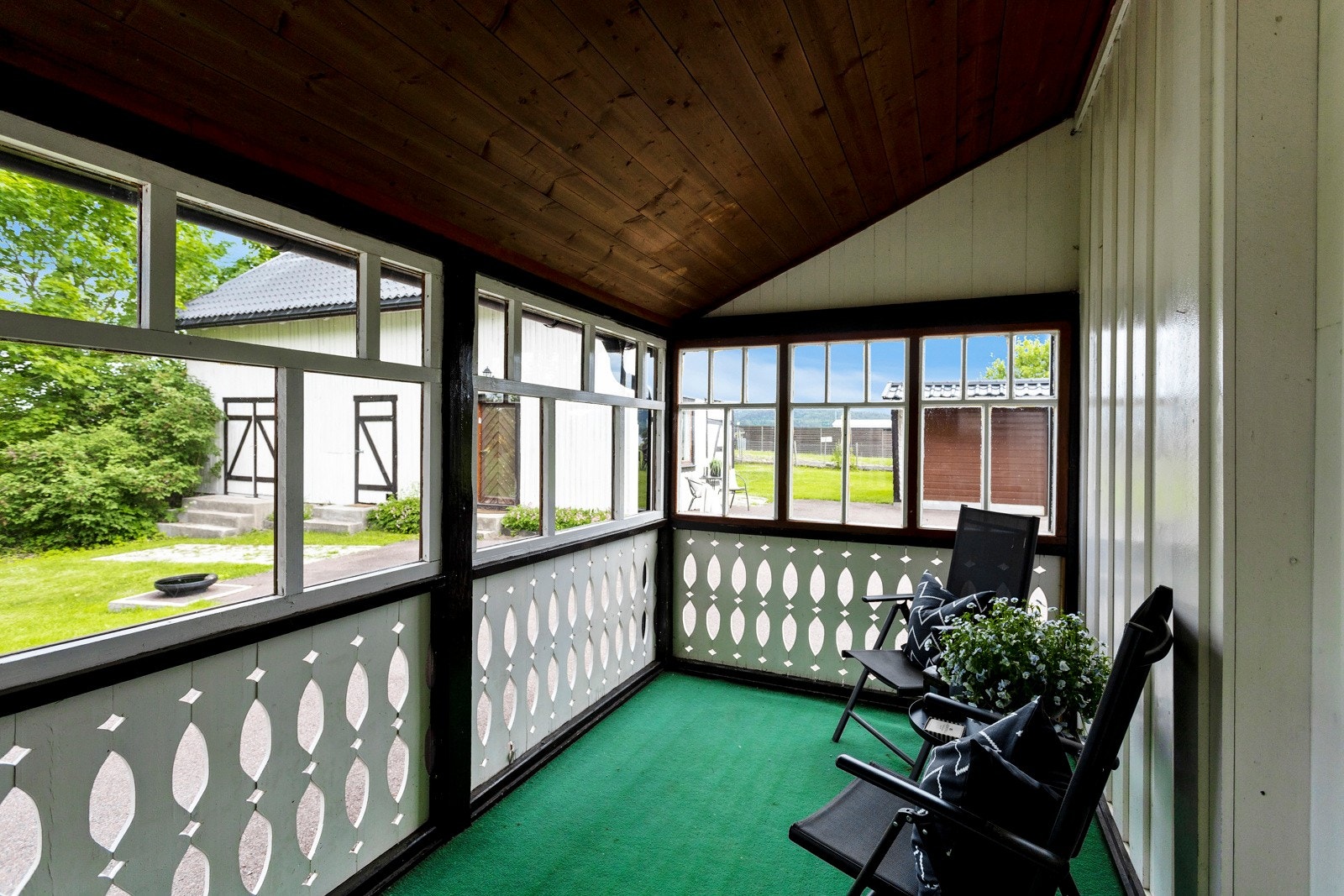 Praktisk overbygd terrasse hvor morgenkaffen kan nytes Galleribilde