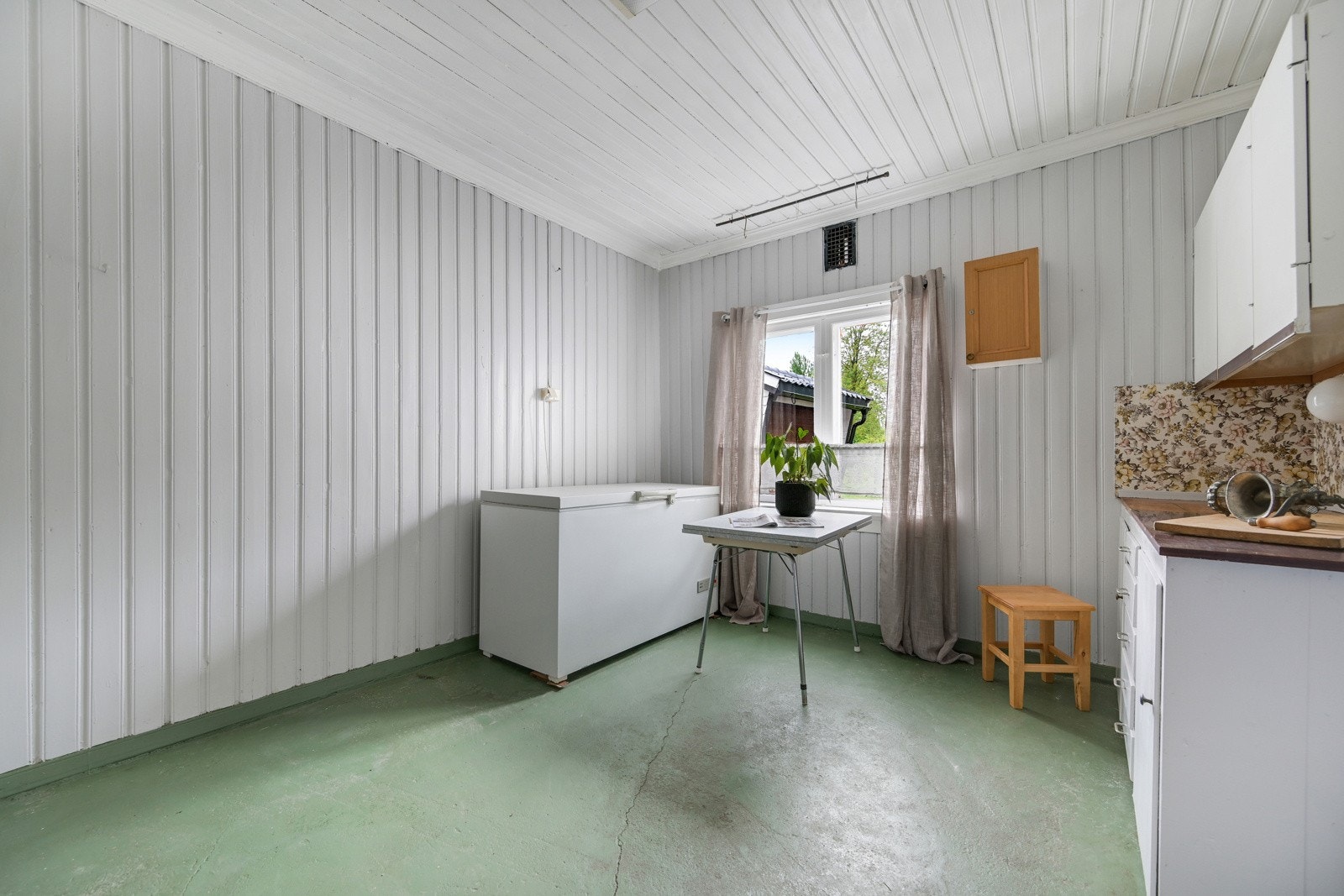 Dette kjøkkenet og inneholder oppvaskkum, benkeplate, enklere innredning og utslagsvask Galleribilde