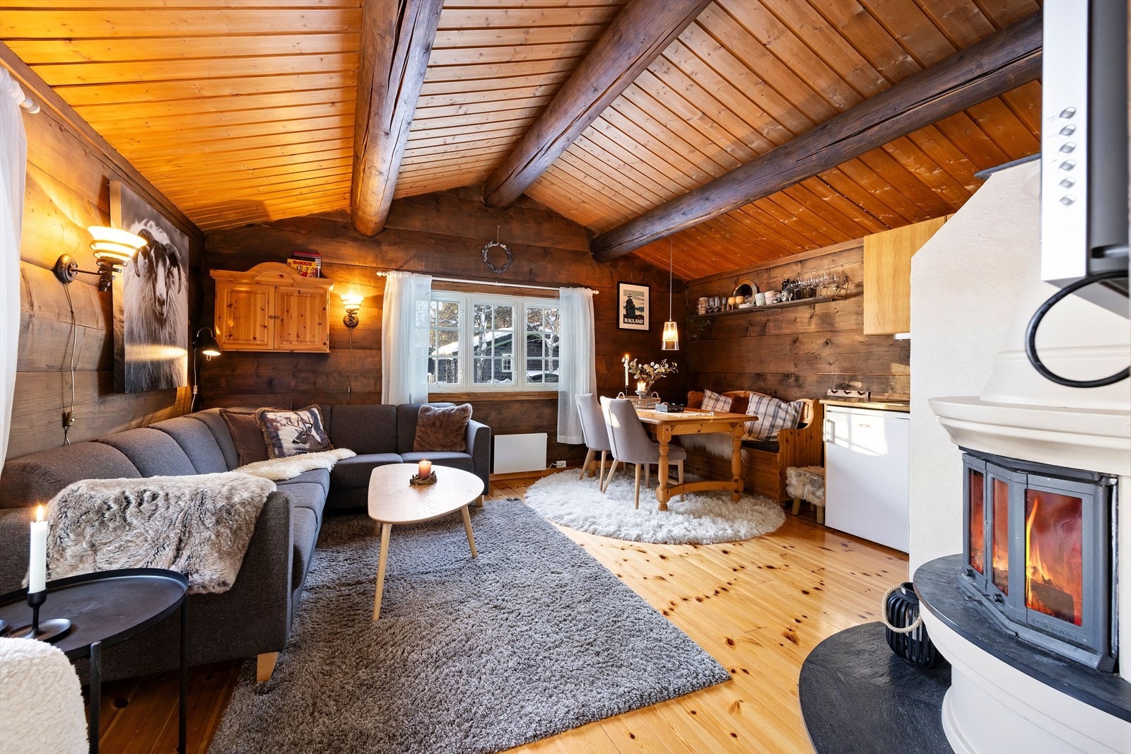 Tradisjonell laftehytte som skaper en ekte og koselig hytteatmosfære. Galleribilde