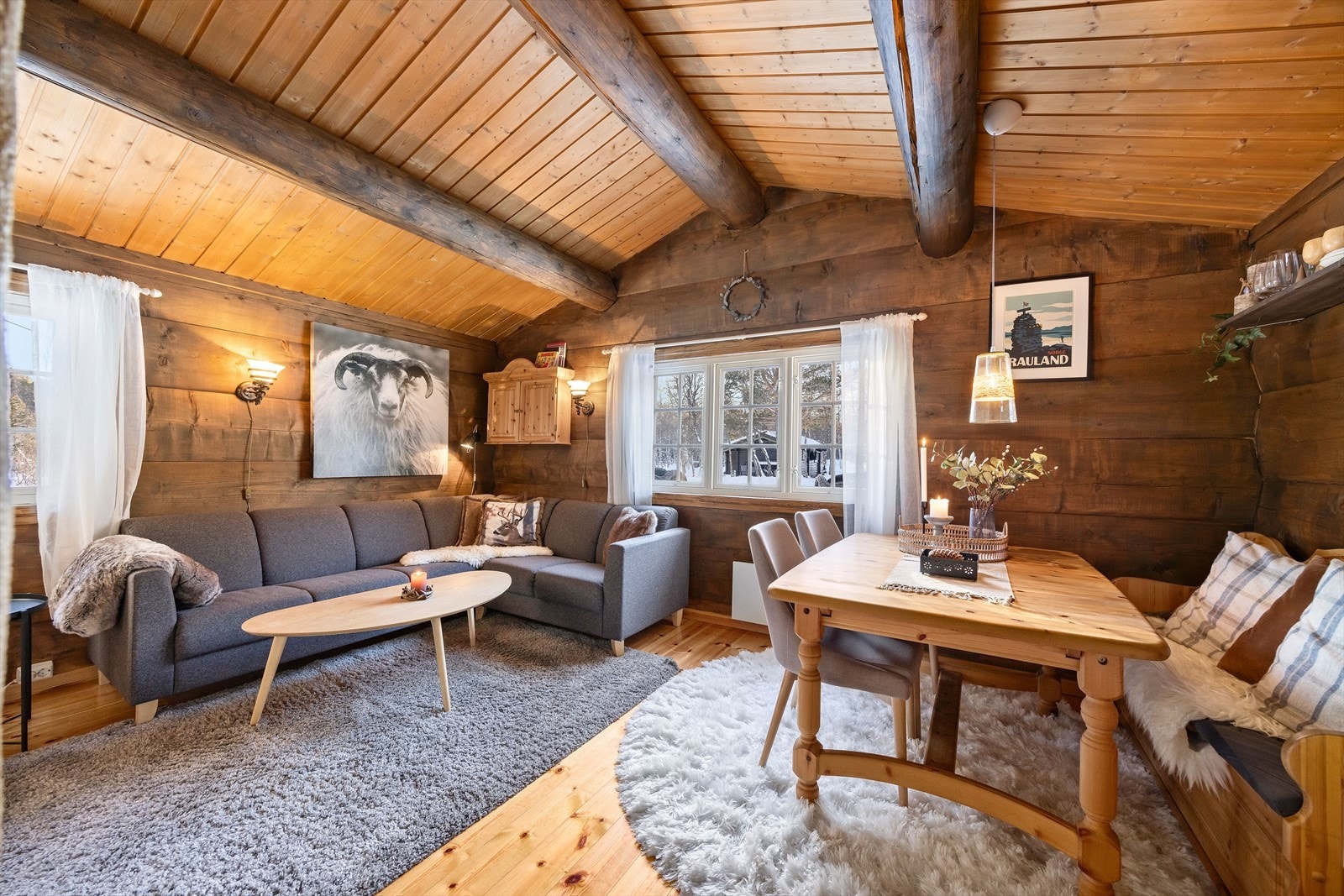 God plass til spisebord og stoler. Galleribilde