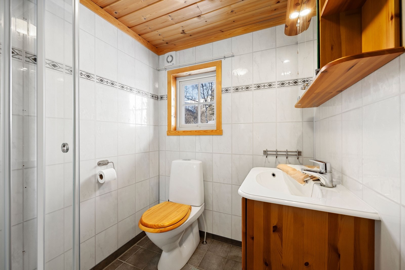 Bad med fliser på vegg/gulv. Varmekabler på gulvet. Galleribilde