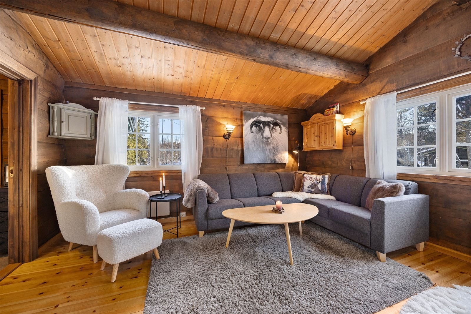 Stue med god plass til sofagruppe med god takhøyde. Galleribilde