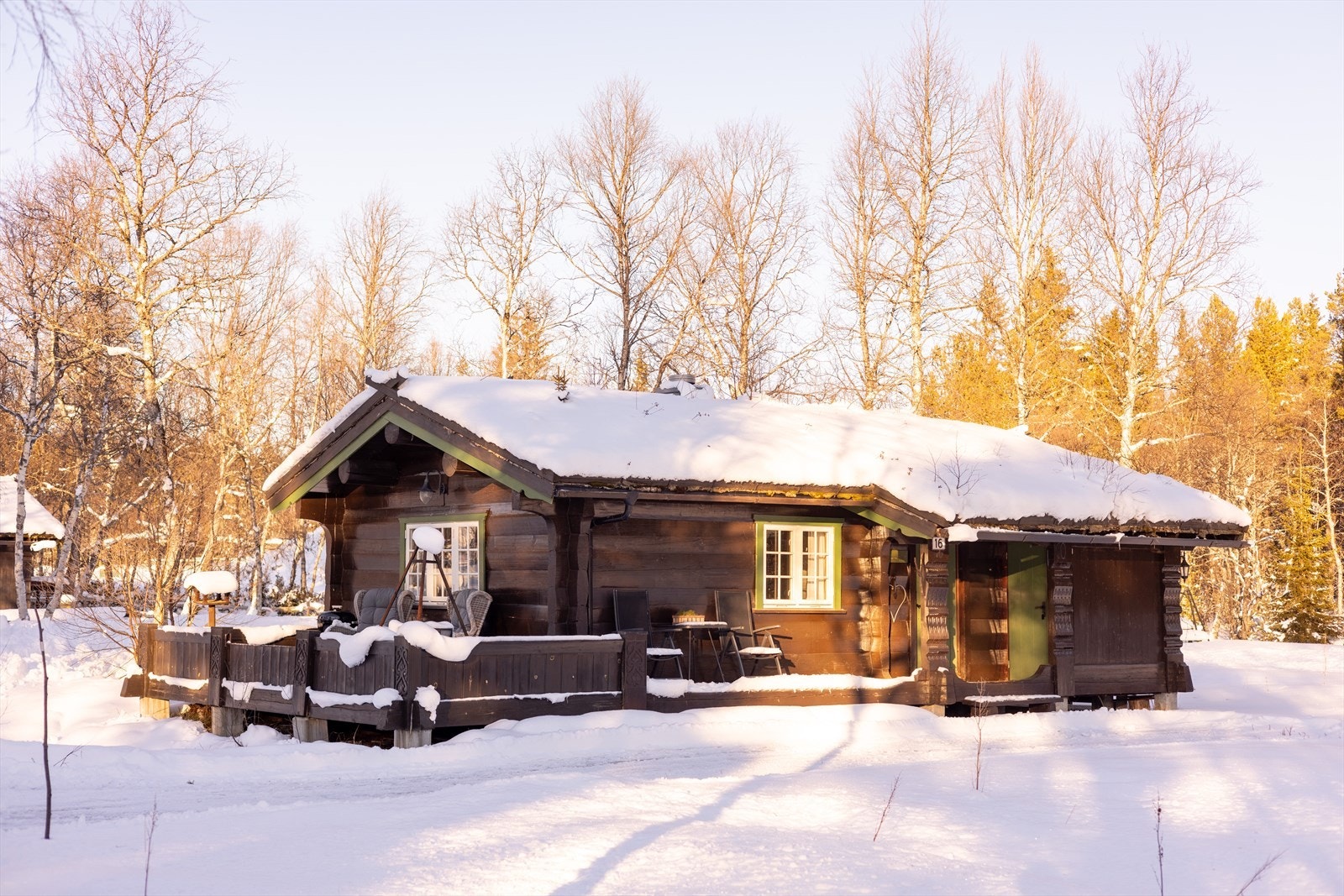 Det er overbygd inngangsparti og direkte adkomst inn til høyre i bildet. Galleribilde