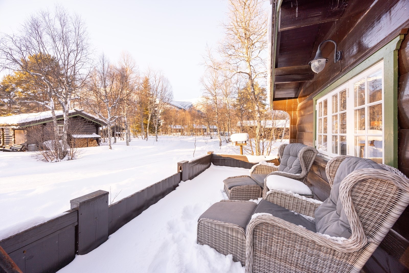 På terrassen så er det plass til utemøblement hvor man kan nyte sene kvelder i sol. Galleribilde