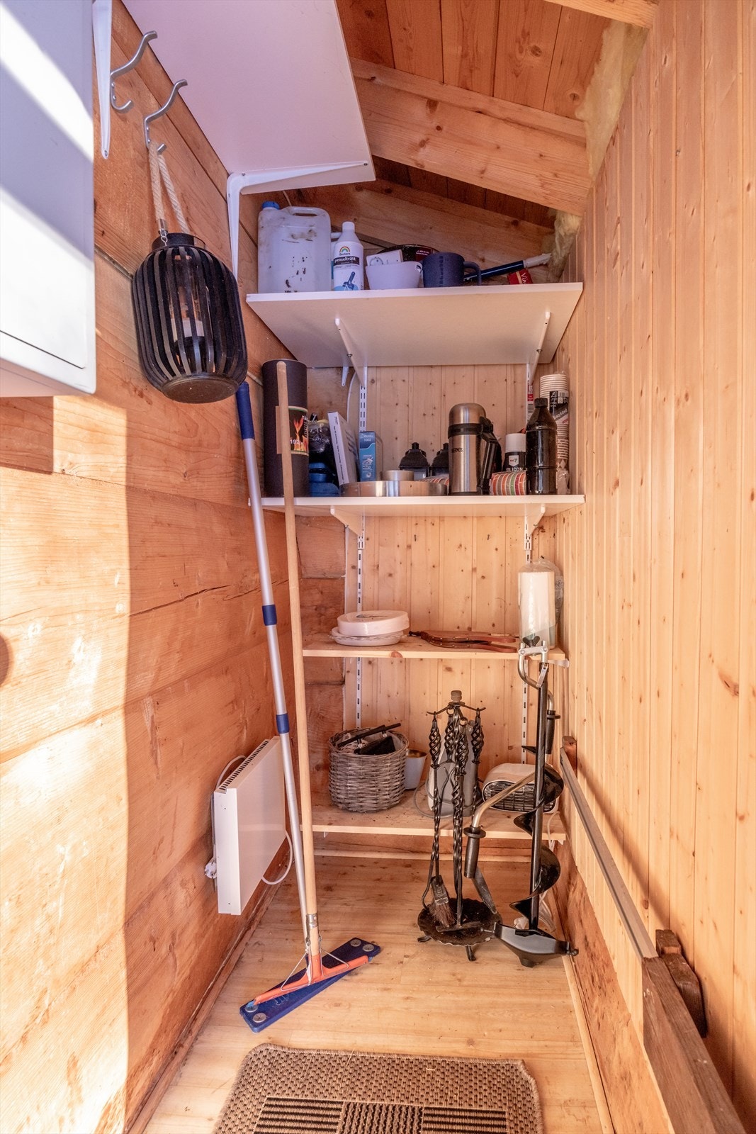 Bod ved inngangsparti med god plass til oppbevaring av diverse. Galleribilde