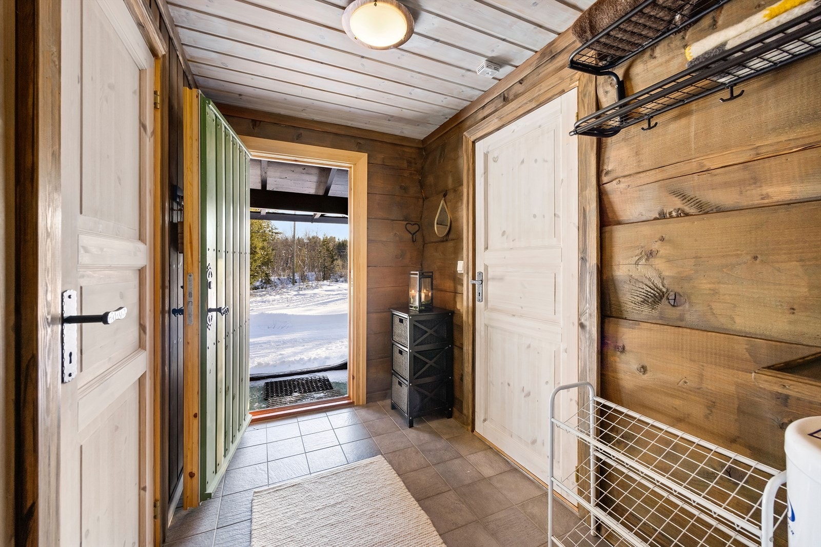 Velkommen inn! Inngangspartiet har fliser med varmekabler, som gir en lun velkomst. Det er også overbygd, noe som gir god beskyttelse mot vær og vind. Galleribilde