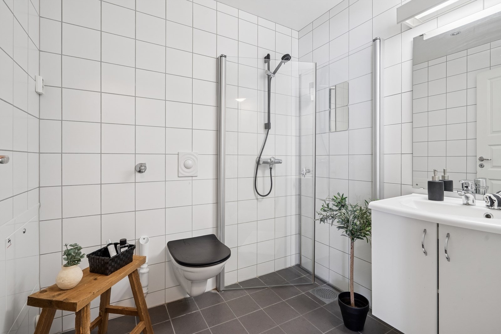 Pent flislagt baderom med elektriske varmekabler i gulv og downlights i himling. Galleribilde