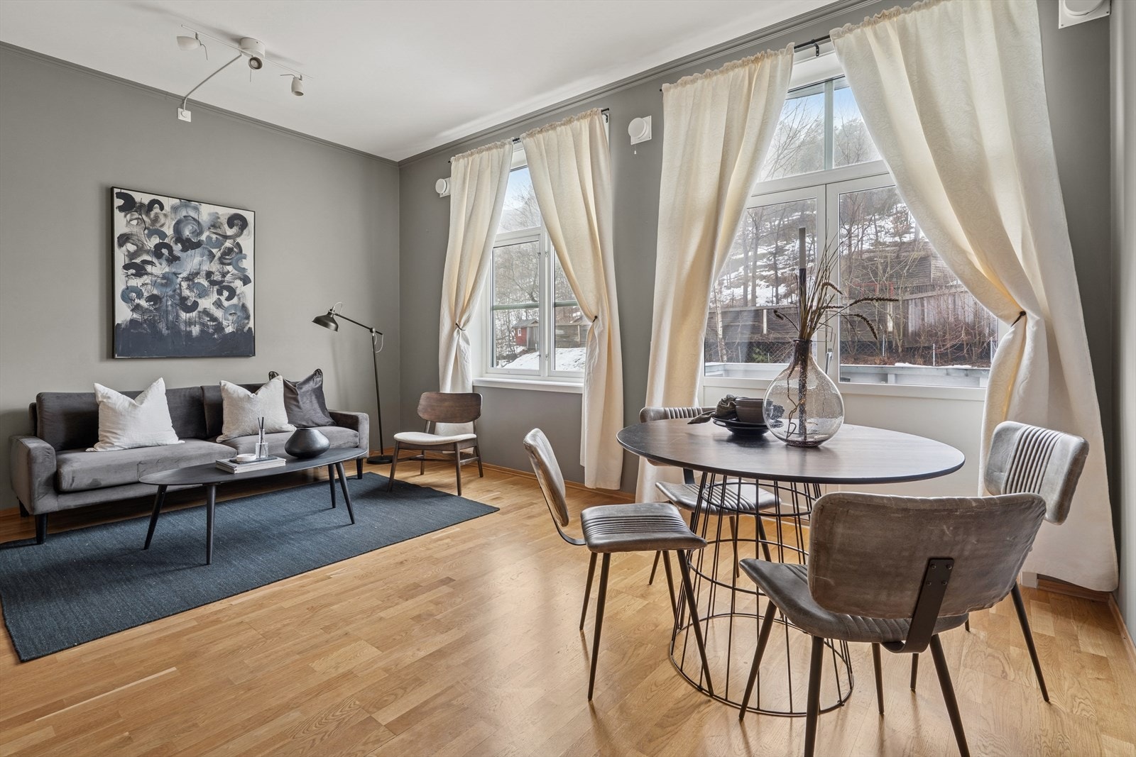 Leilighetes stue oppleves luftig og romslig med generøs takhøyde og store vindusflater. Galleribilde