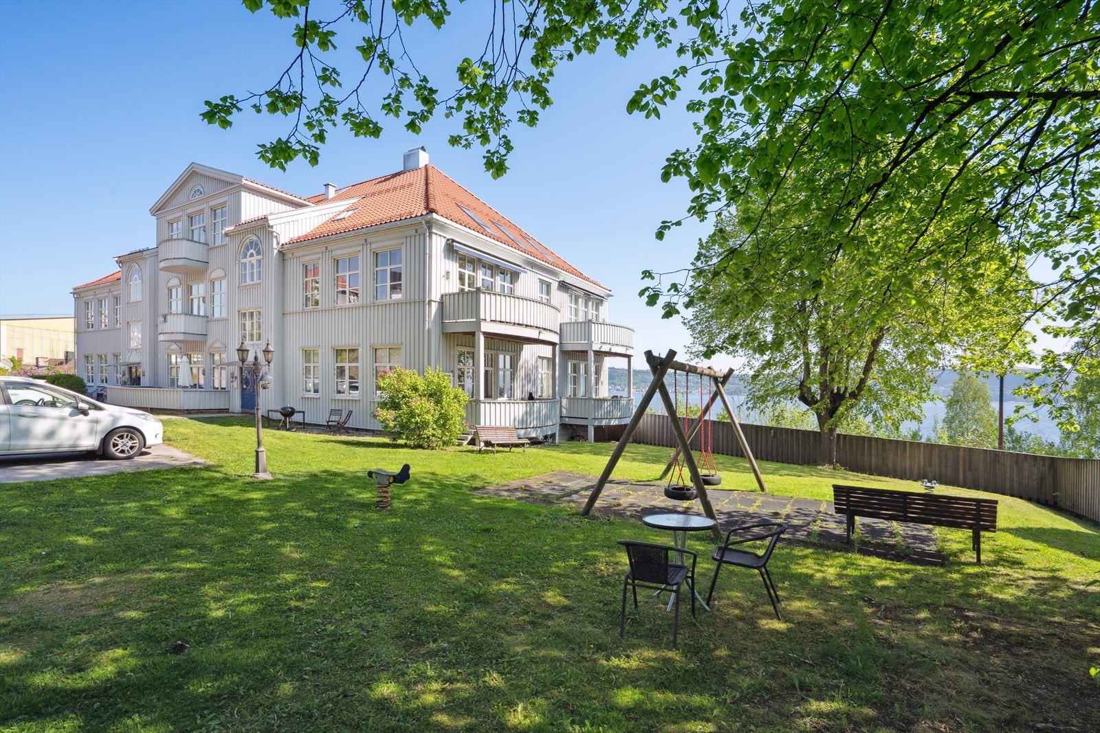 Eiendommen har en fin beliggenhet med umiddelbar nærhet til Drammensfjorden. Galleribilde