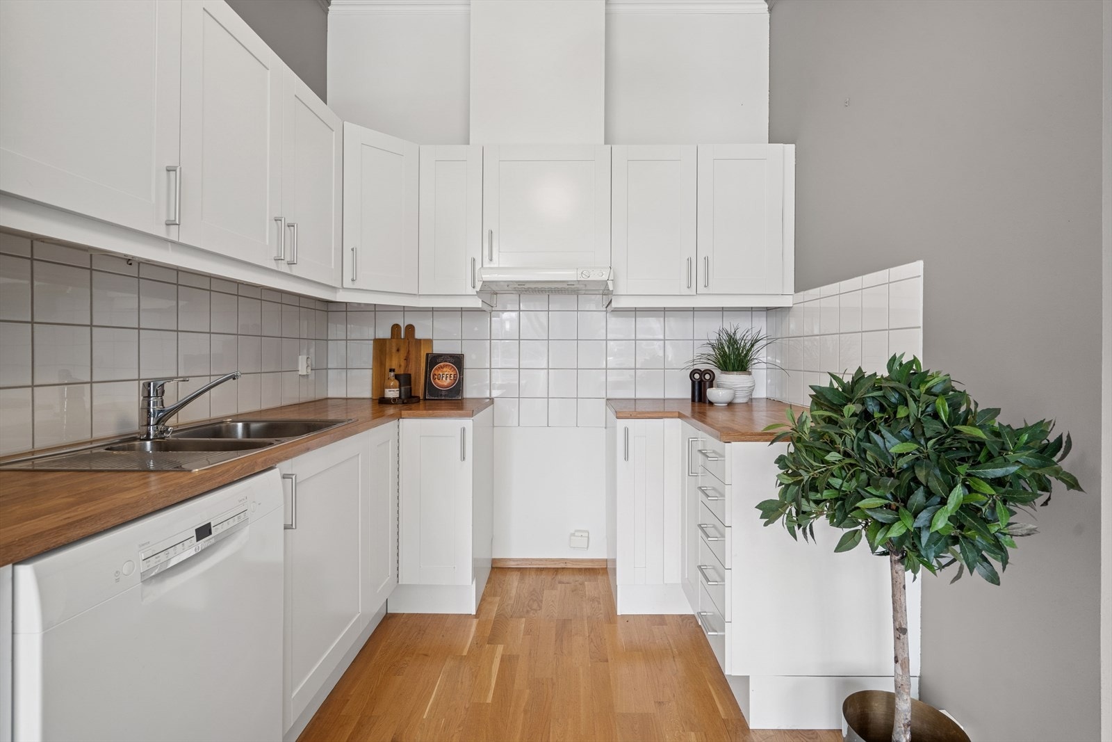 Det er godt med skapplass. Vegg over kjøkkenbenk er flissatt. Galleribilde