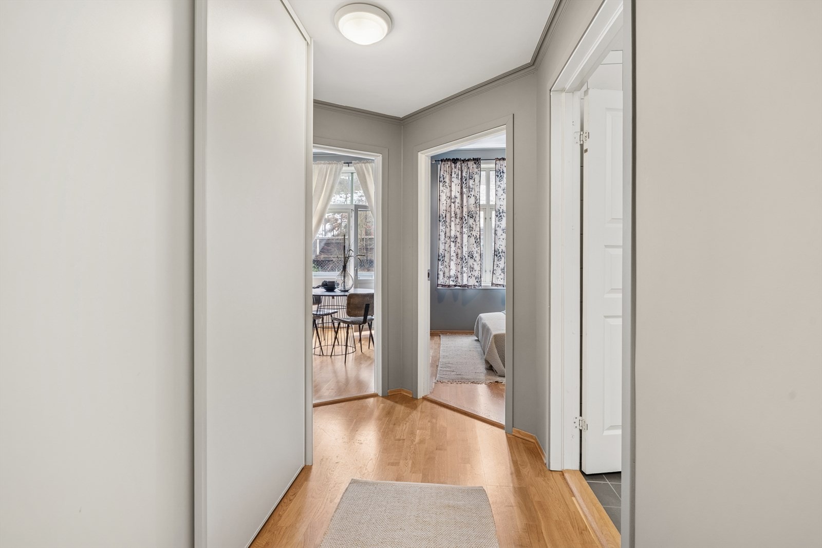 Fra entéen er det videre adkomst til resten av leilighetens rom. Galleribilde