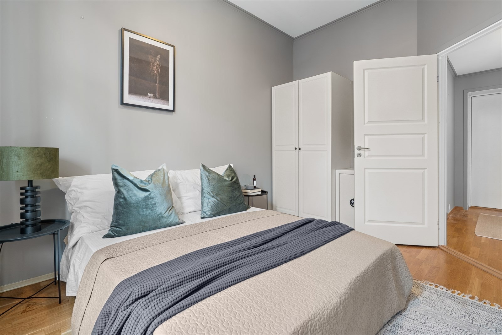 På soverommet er det oppbevaringsplass i garderobeskap. Galleribilde