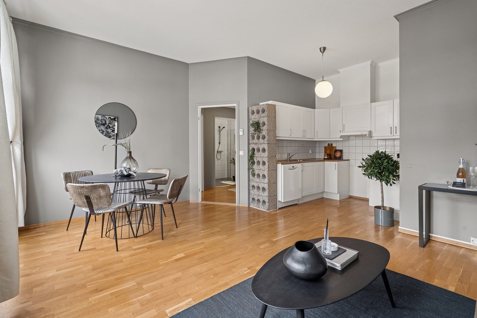 Leilighetes stue oppleves luftig og romslig med generøs takhøyde og store vindusflater. Galleribilde