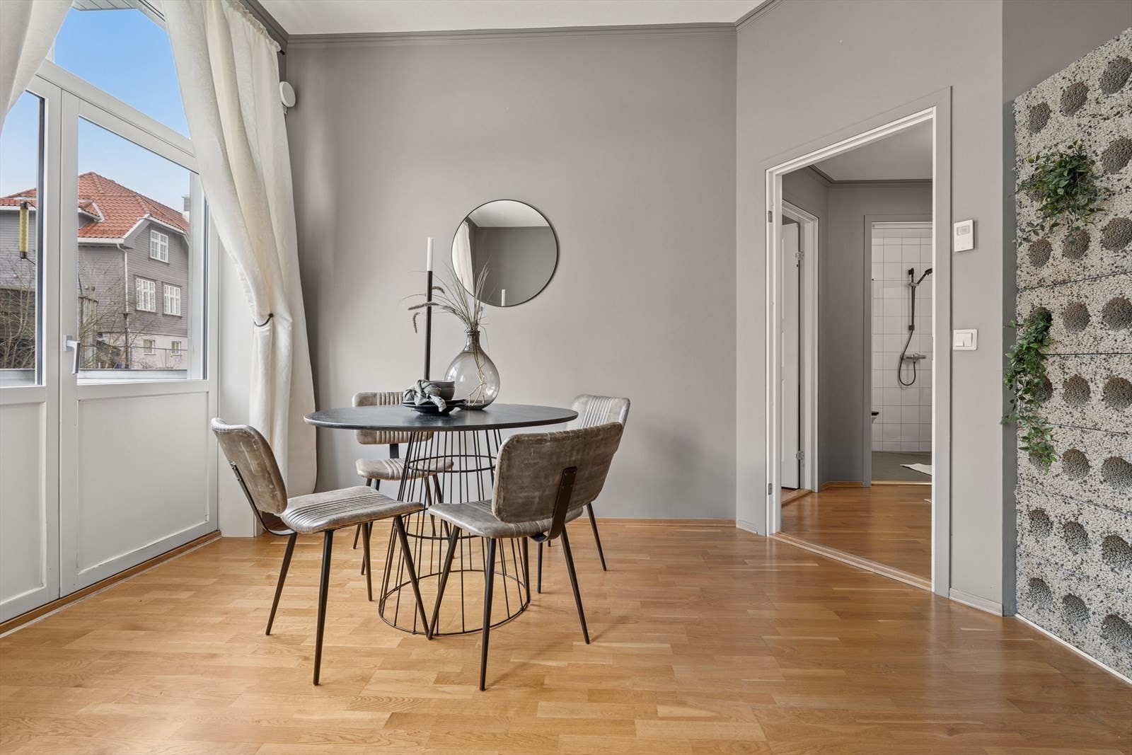 Stuen oppleves som et sosialt rom, med åpen løsning til kjøkkenet. Galleribilde