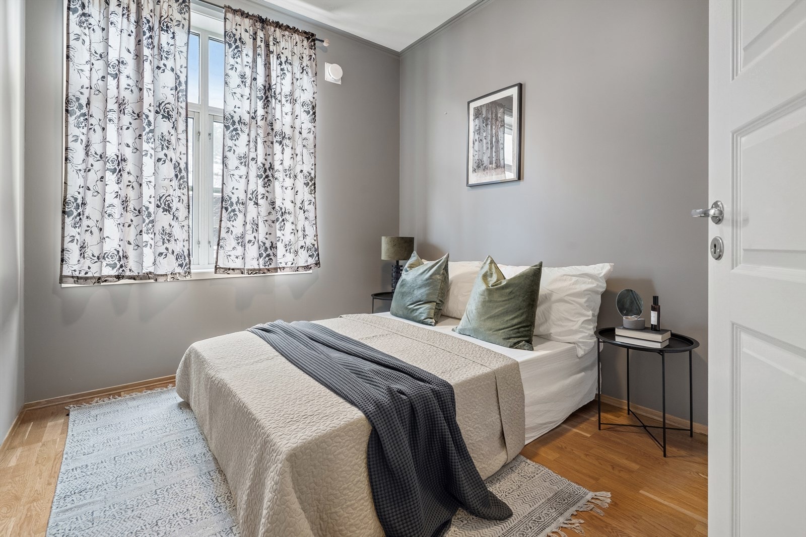 Soverommet er av god størrelse og det er plass til dobbeltseng med tilhørende nattbord. Galleribilde