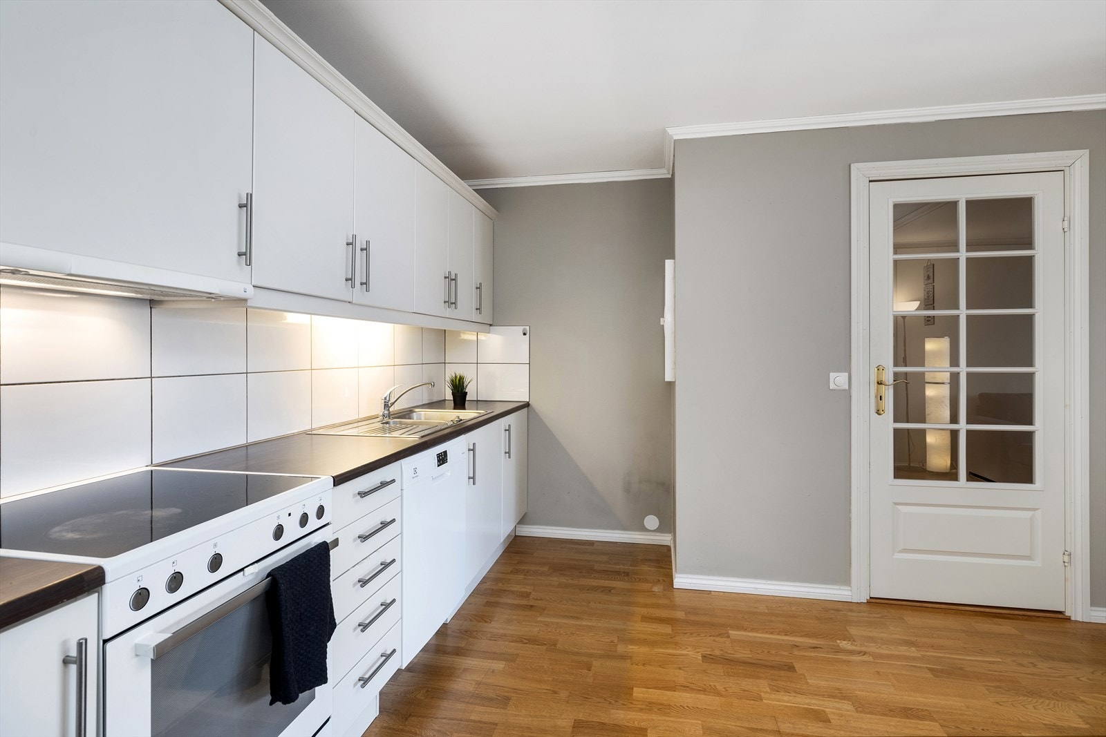 Innredningen har også ventilator med avtrekk ut, samt avsatt plass for hvitevarer. Galleribilde