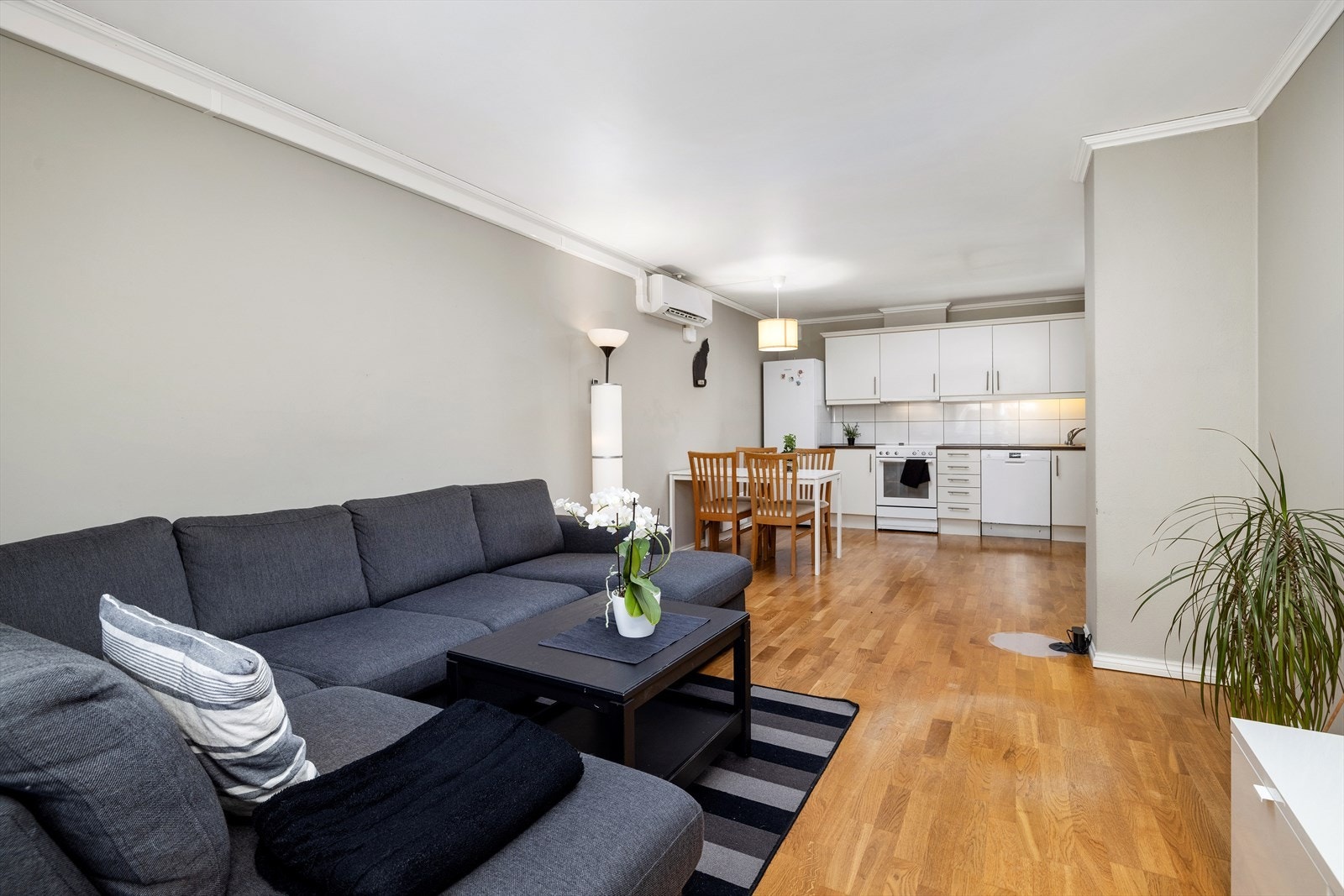 Leiligheten byr på en åpen stue- og kjøkkenløsning. Galleribilde