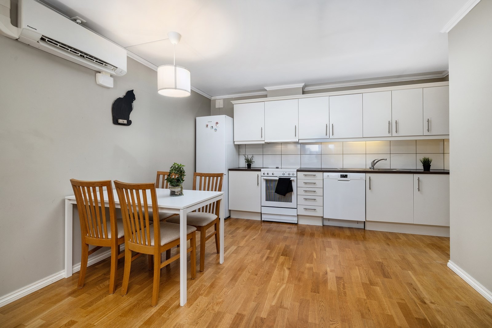 Kjøkkenet har lys innredning med glatte fronter og laminert benkeplate. Galleribilde