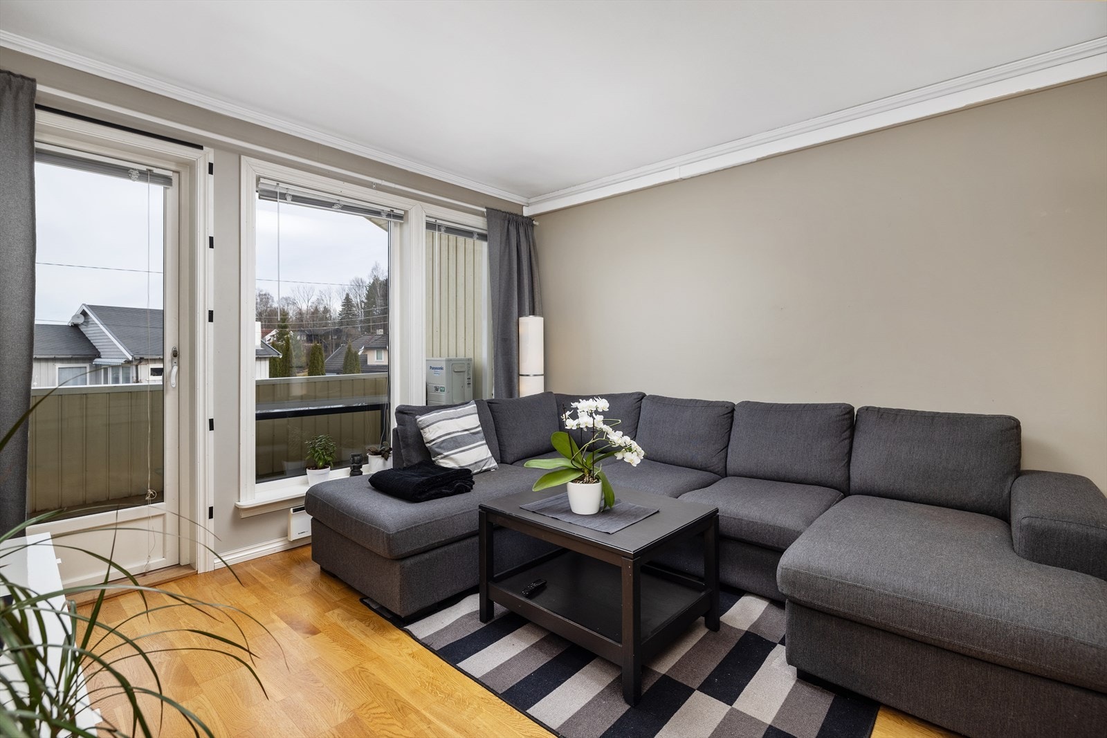 Store vindusflater slipper inn godt med naturlig dagslys. Galleribilde