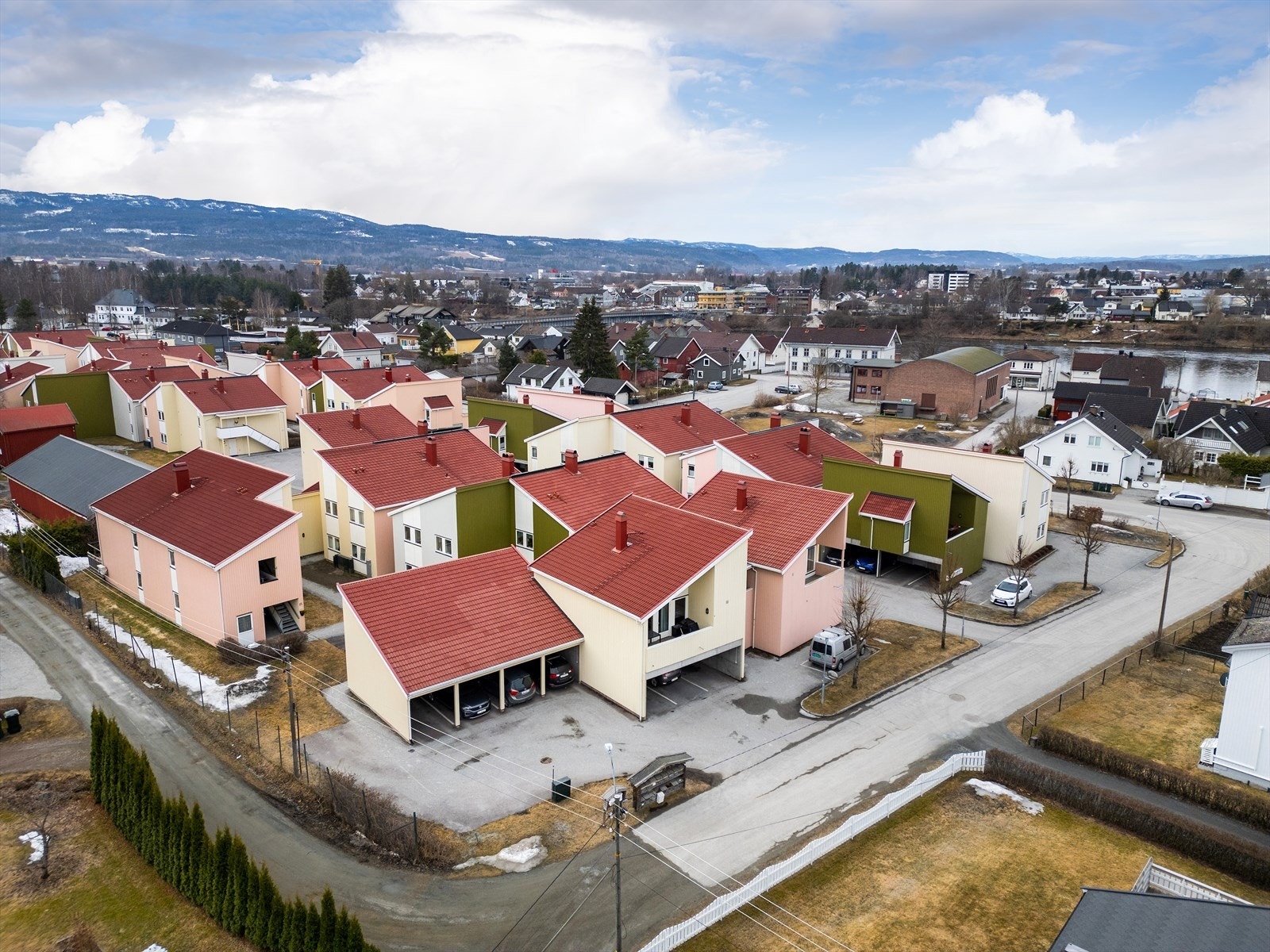 I Hokksund sentrum ligger Hokksund togstasjon, og her er det god forbindelse mot til Drammen/Oslo og Kongsberg. Galleribilde