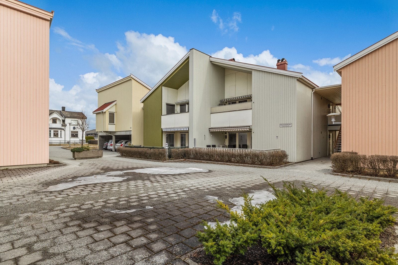 Denne lyse og velholdte leiligheten ligger i et rolig og attraktivt boligområde, like utenfor Hokksund sentrum. Galleribilde