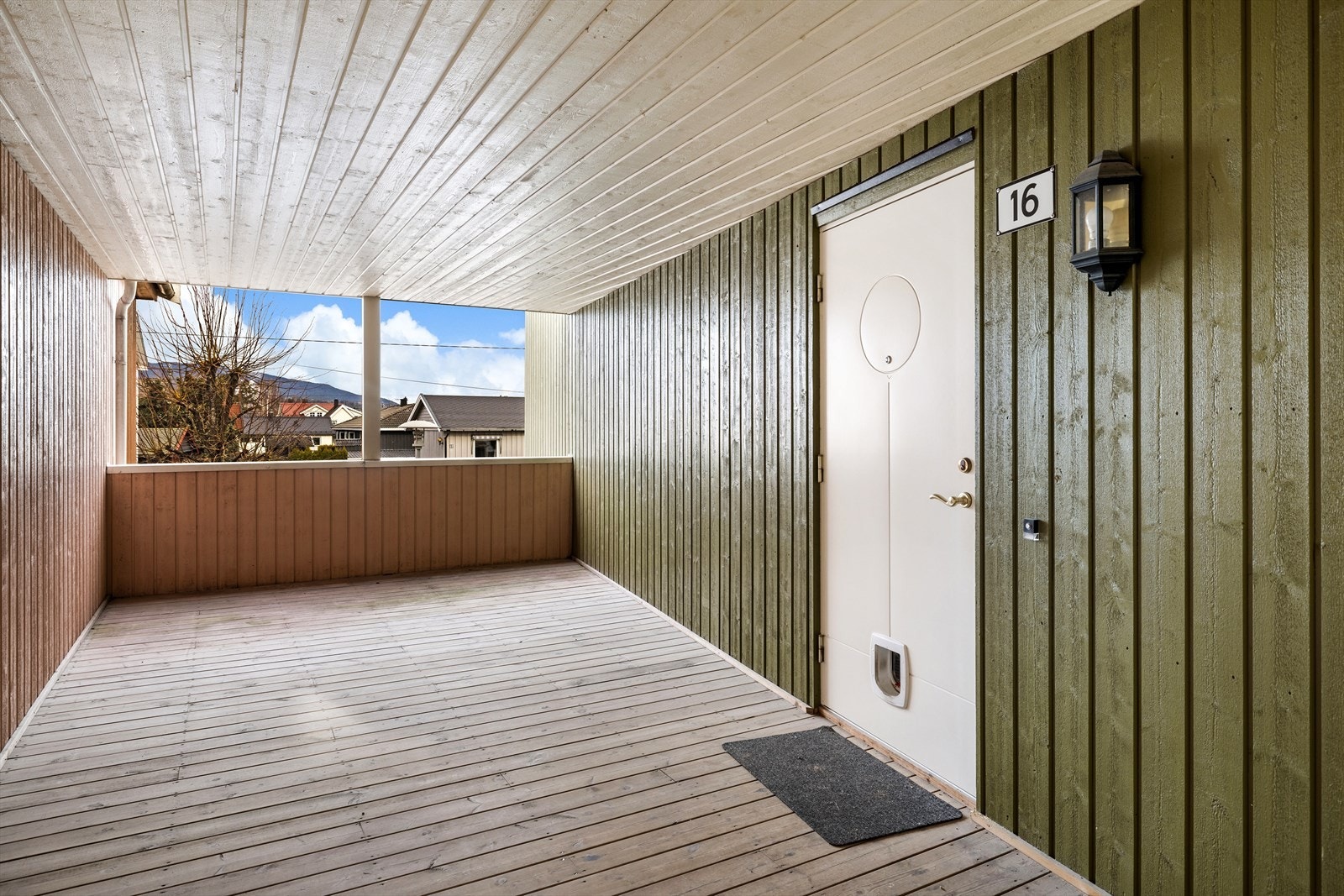 Leiligheten ligger fint til i 2. etasje og har adkomst via ett hyggelig, felles inngangsparti. Galleribilde