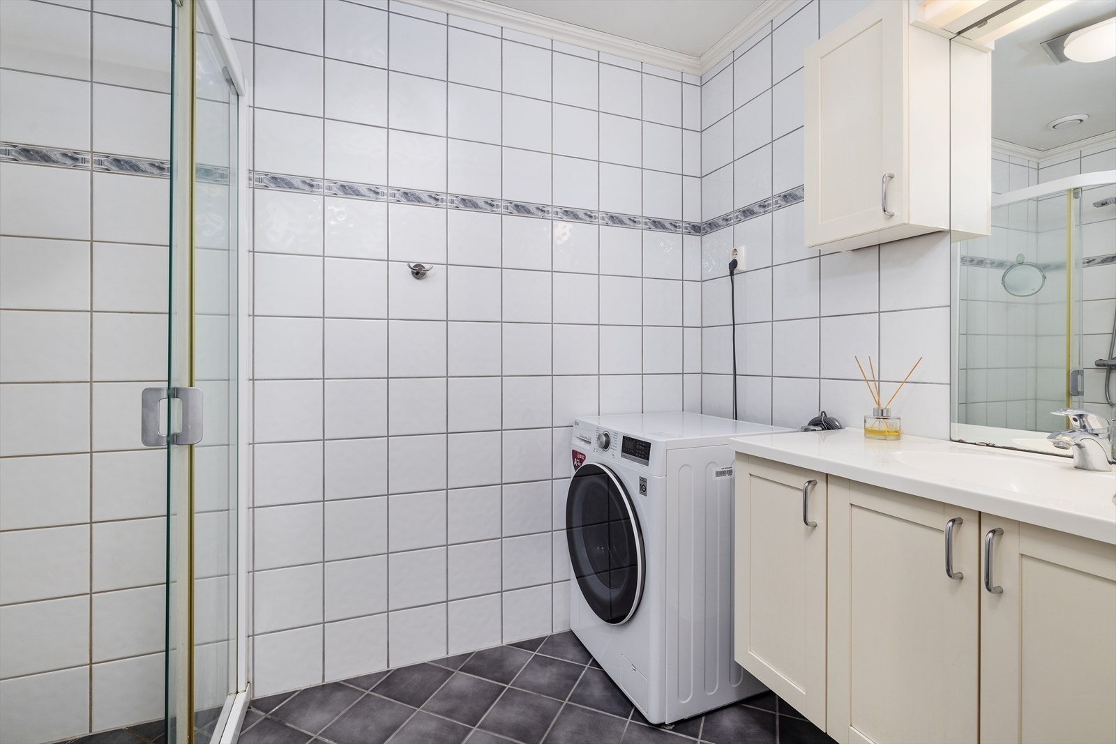 Badet er lyst og flislagt med elektriske varmekabler. Galleribilde