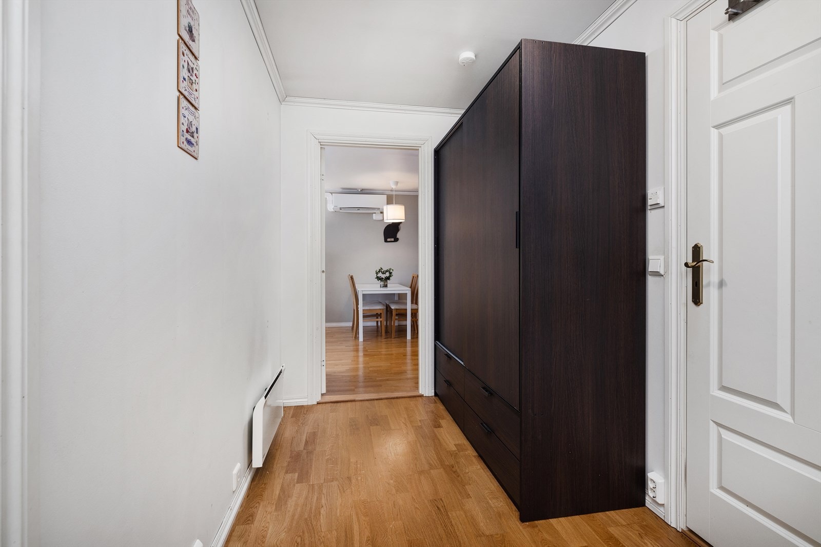 I entréen er det god plass til oppbevaring av yttertøy og sko, i romslig garderobeskap. Galleribilde