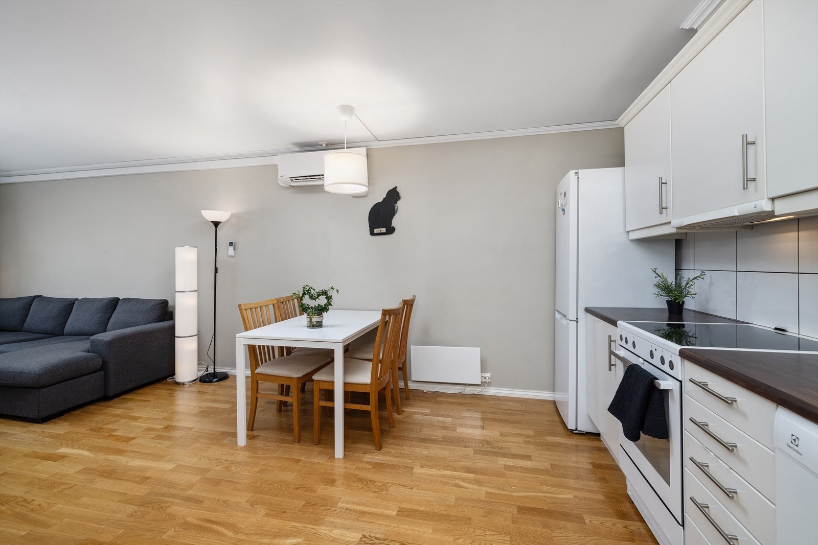 Leiligheten varmes opp med strøm og det er installert en varmepumpe i allrommet. Galleribilde