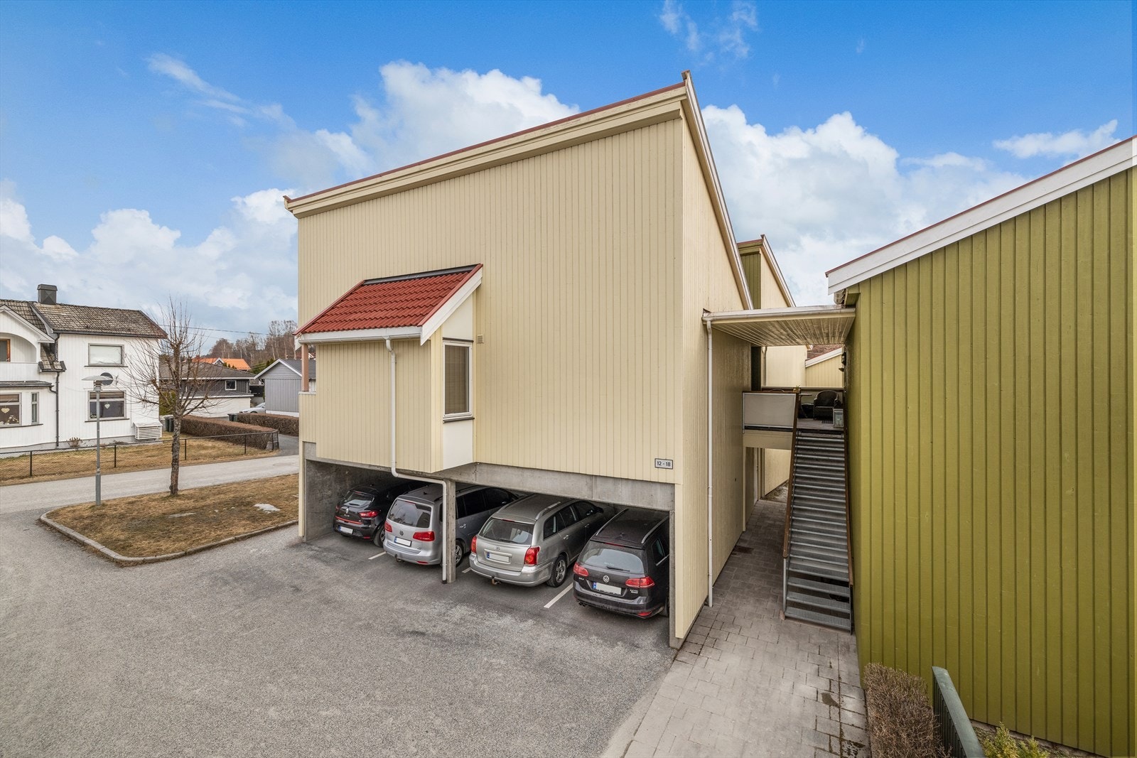 Her bor du i umiddelbar nærhet til offentlig transport, skole, barnehager og idrettstilbud. Galleribilde