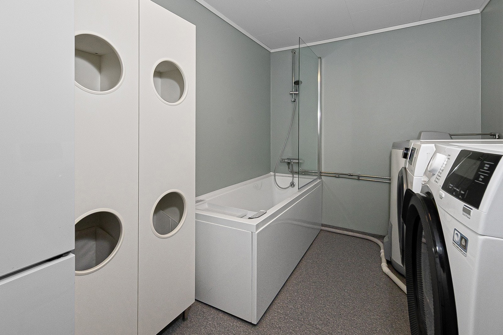 Vaskerommet i underetasjen er pusset opp i 2021 Galleribilde