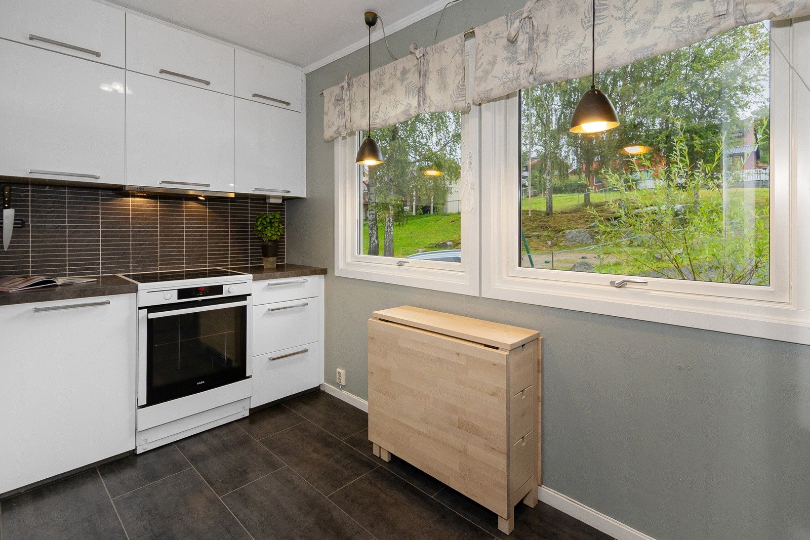 Fliser over benken. Hvitevarer kan eventuelt medfølge etter avtale med selger Galleribilde