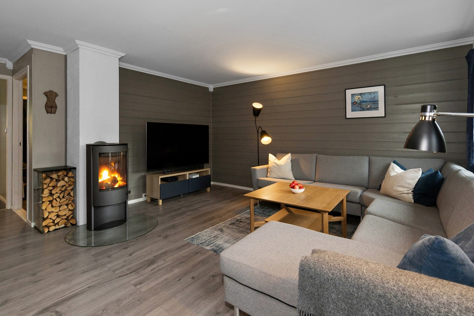 Stuen er malt i en lun og behagelig farge. Nymalt tak. Galleribilde