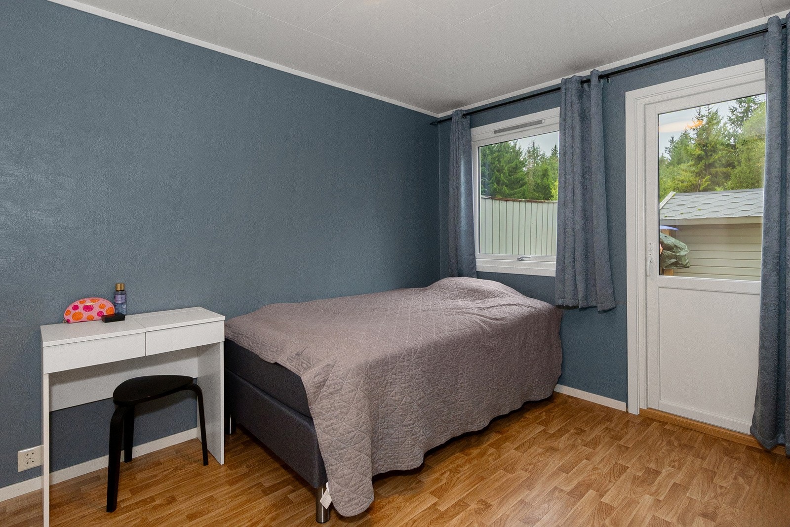 Soverom 2 i underetasjen har utgang til terrasse og hage Galleribilde