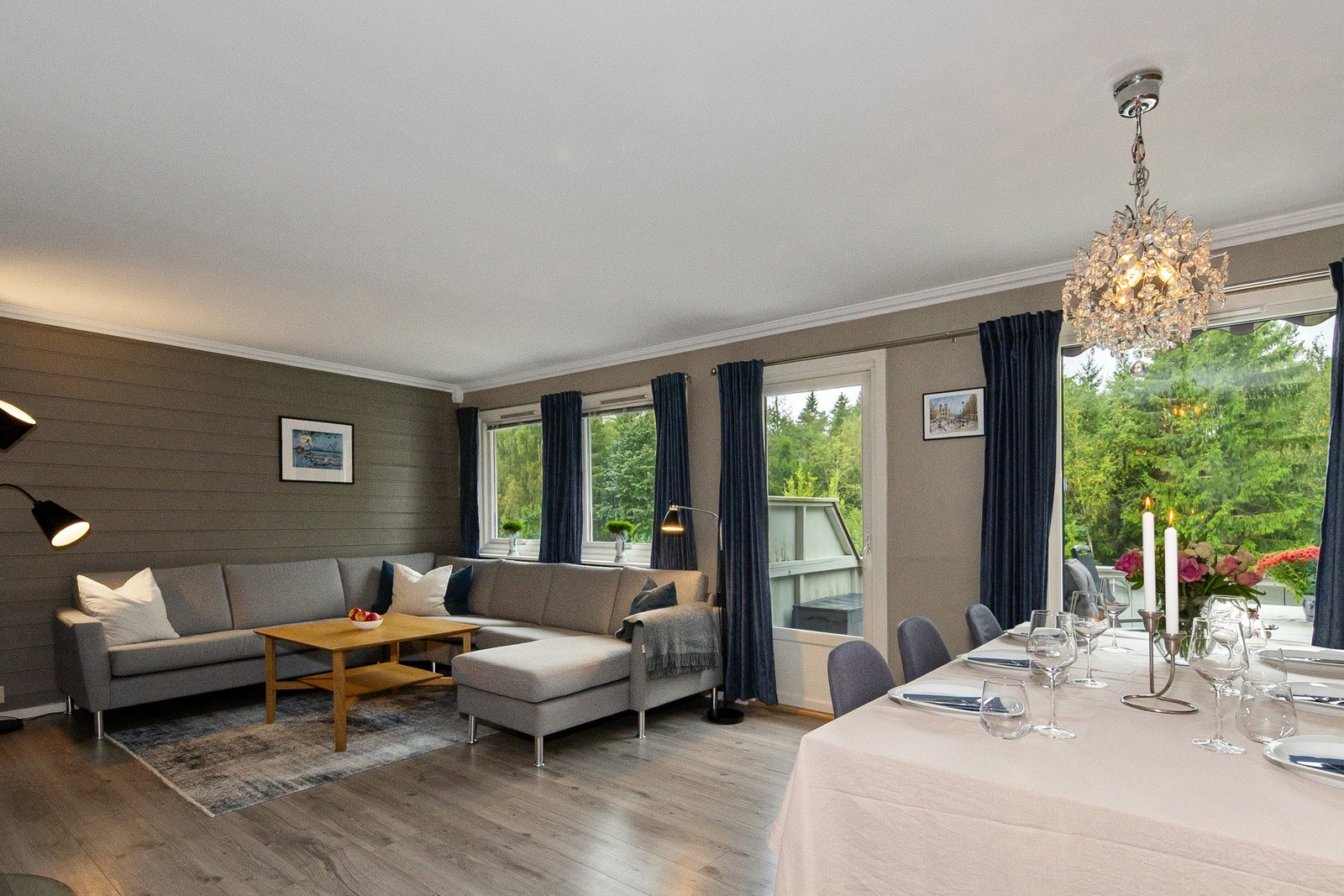 Romslig stue med god plass for både salong og spisestue Galleribilde