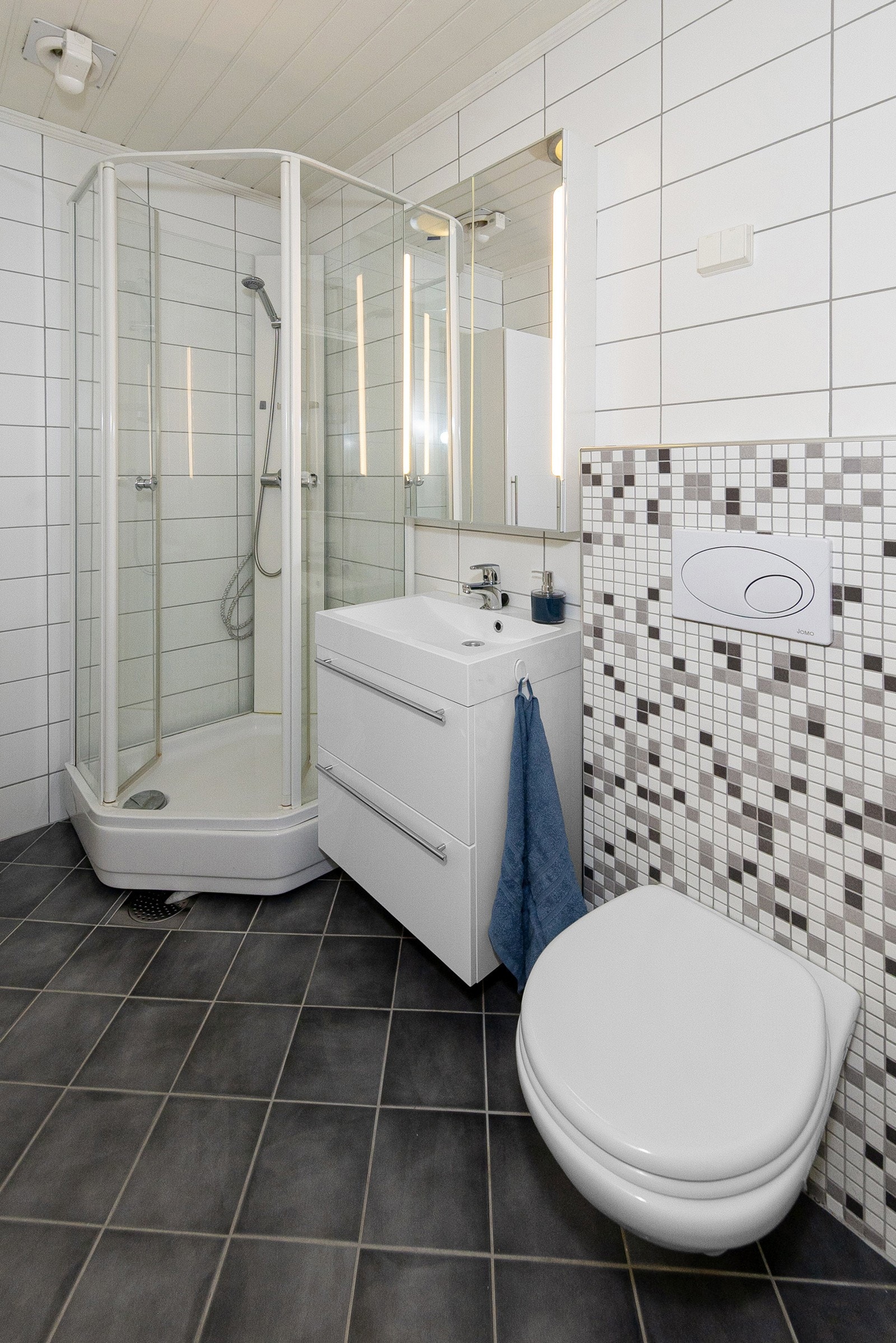 Pent flislagt bad i underetasjen Galleribilde