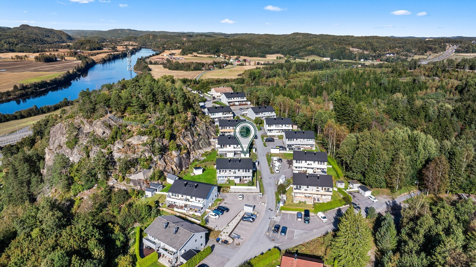 Velkommen til Bommestadåsen - et trivelig og fredelig bomiljø med nærhet til både natur og by. Området har lite trafikk og gode rammer for både familier og du som ønsker en sentral beliggenhet. Galleribilde